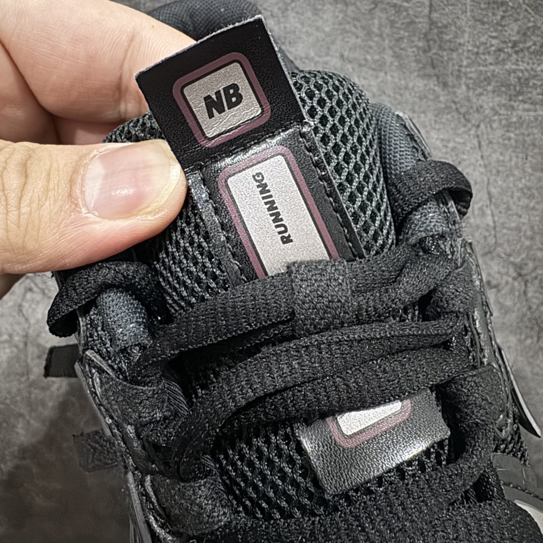 图片[7]-【纯原M版】NB New Balance M1906AF 联名黑色 全套原楦原纸板原厂数据开发 进口三明治网面 原装进口皮料正确绒感卡色 正确中底拉帮中底网布细节 原厂标裁 带紫光防伪 定制后跟透明水晶模块 冲裁组合 大底贴合程度胶水上色把控完美 整洁度挑战全网艺术家 多道序QC把关品质完善 匠心打造 耗时两个月开发完成 工艺极其复杂难度可想而知 新开独立私模大底 全网唯一正确六层组合大底 高端零售专供产物 尺码：36 37 37.5 38 38.5 39 40 40.5 41 42 42.5 43 44 45.5 46.5 47-选品中心