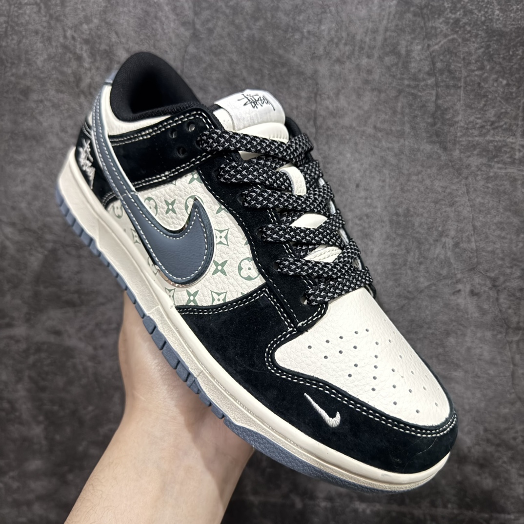 图片[3]-【定制版】Nk SB Dunk Low 斯图西联名-黑白印花 周年高端定制 低帮休闲板鞋 XX3168-212rn#定制鞋盒 大厂纯原品质出货 超高清洁度 皮料切割干净无任何毛边 细节完美 r 尺码：36 36.5 37.5 38 38.5 39 40 40.5 41 42 42.5 43 44 44.5 45 编码：HXS320340-莆田鞋批发中心