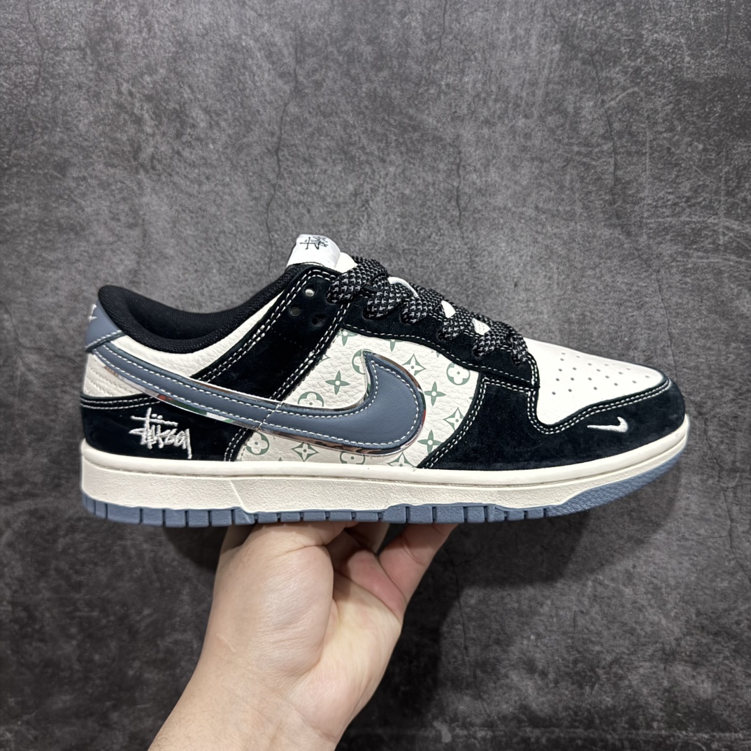 【定制版】Nk SB Dunk Low 斯图西联名-黑白印花 周年高端定制 低帮休闲板鞋 XX3168-212rn#定制鞋盒 大厂纯原品质出货 超高清洁度 皮料切割干净无任何毛边 细节完美 r 尺码：36 36.5 37.5 38 38.5 39 40 40.5 41 42 42.5 43 44 44.5 45 编码：HXS320340-莆田鞋批发中心