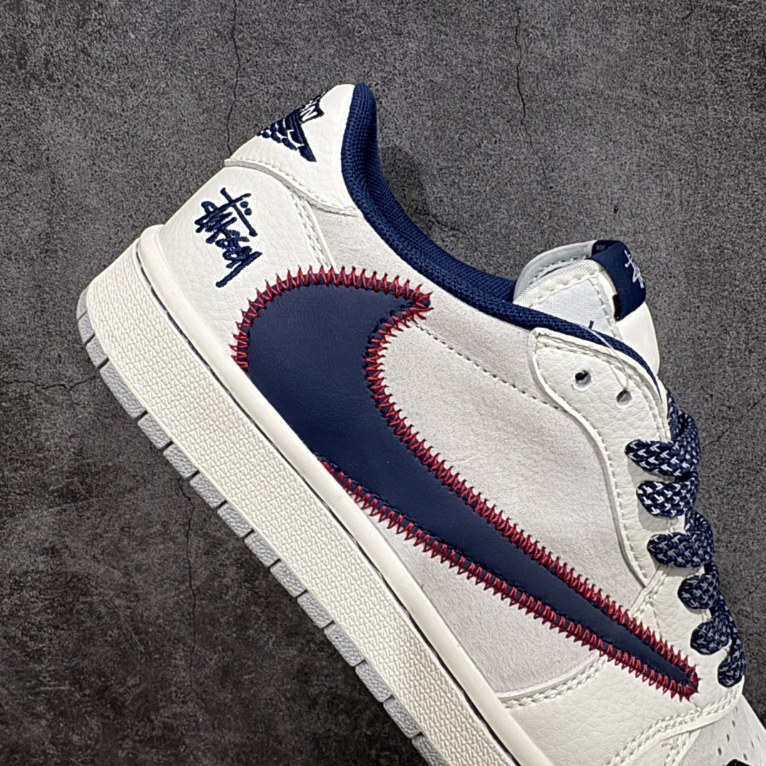 图片[7]-【定制版】Travis Scott x Fragment Design x Air Jordan 1 Low OG SP AJ1 斯图西联名-红线刺绣勾 低帮文化休闲板鞋 SJ2068-134rn#多方联名合作融合了Travis Scott 独特的音乐风格，藤原浩个性的设计风格以及Jordan品牌的经典元素 使其成为一双具有独特身份和价值的鞋子 清新而立体的外观加上联名标识更突出了其独特身份 这种配色方案显示出活力和时尚感 在视觉上引人注目  鞋身的质感和细腻的细节处理使其显得高端而格调十足  这款“倒钩”联名是设计与创意完美结合 融合多方的个性风格是一款备受瞩目的潮流鞋款r 尺码：36 36.5 37.5 38 38.5 39 40 40.5 41 42 42.5 43 44 44.5 45  编码：HXS320340-莆田鞋批发中心