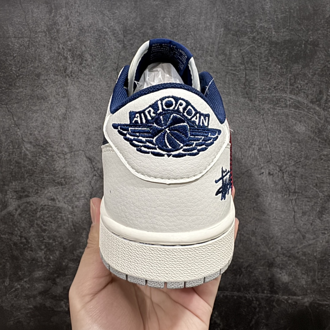 图片[4]-【定制版】Travis Scott x Fragment Design x Air Jordan 1 Low OG SP AJ1 斯图西联名-红线刺绣勾 低帮文化休闲板鞋 SJ2068-134rn#多方联名合作融合了Travis Scott 独特的音乐风格，藤原浩个性的设计风格以及Jordan品牌的经典元素 使其成为一双具有独特身份和价值的鞋子 清新而立体的外观加上联名标识更突出了其独特身份 这种配色方案显示出活力和时尚感 在视觉上引人注目  鞋身的质感和细腻的细节处理使其显得高端而格调十足  这款“倒钩”联名是设计与创意完美结合 融合多方的个性风格是一款备受瞩目的潮流鞋款r 尺码：36 36.5 37.5 38 38.5 39 40 40.5 41 42 42.5 43 44 44.5 45  编码：HXS320340-莆田鞋批发中心