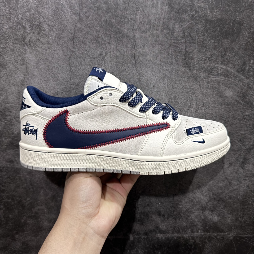 【定制版】Travis Scott x Fragment Design x Air Jordan 1 Low OG SP AJ1 斯图西联名-红线刺绣勾 低帮文化休闲板鞋 SJ2068-134rn#多方联名合作融合了Travis Scott 独特的音乐风格，藤原浩个性的设计风格以及Jordan品牌的经典元素 使其成为一双具有独特身份和价值的鞋子 清新而立体的外观加上联名标识更突出了其独特身份 这种配色方案显示出活力和时尚感 在视觉上引人注目  鞋身的质感和细腻的细节处理使其显得高端而格调十足  这款“倒钩”联名是设计与创意完美结合 融合多方的个性风格是一款备受瞩目的潮流鞋款r 尺码：36 36.5 37.5 38 38.5 39 40 40.5 41 42 42.5 43 44 44.5 45  编码：HXS320340-莆田鞋批发中心