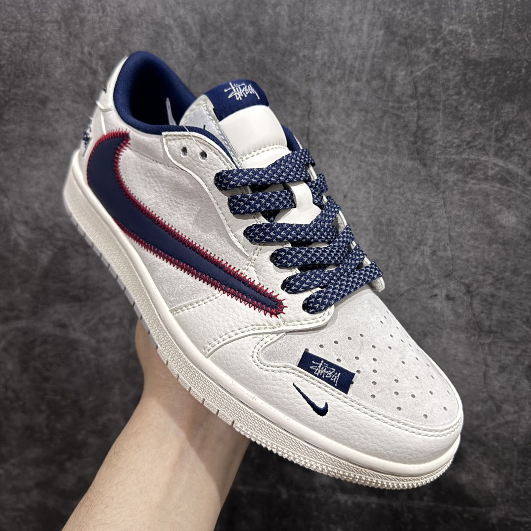 图片[3]-【定制版】Travis Scott x Fragment Design x Air Jordan 1 Low OG SP AJ1 斯图西联名-红线刺绣勾 低帮文化休闲板鞋 SJ2068-134rn#多方联名合作融合了Travis Scott 独特的音乐风格，藤原浩个性的设计风格以及Jordan品牌的经典元素 使其成为一双具有独特身份和价值的鞋子 清新而立体的外观加上联名标识更突出了其独特身份 这种配色方案显示出活力和时尚感 在视觉上引人注目  鞋身的质感和细腻的细节处理使其显得高端而格调十足  这款“倒钩”联名是设计与创意完美结合 融合多方的个性风格是一款备受瞩目的潮流鞋款r 尺码：36 36.5 37.5 38 38.5 39 40 40.5 41 42 42.5 43 44 44.5 45  编码：HXS320340-莆田鞋批发中心