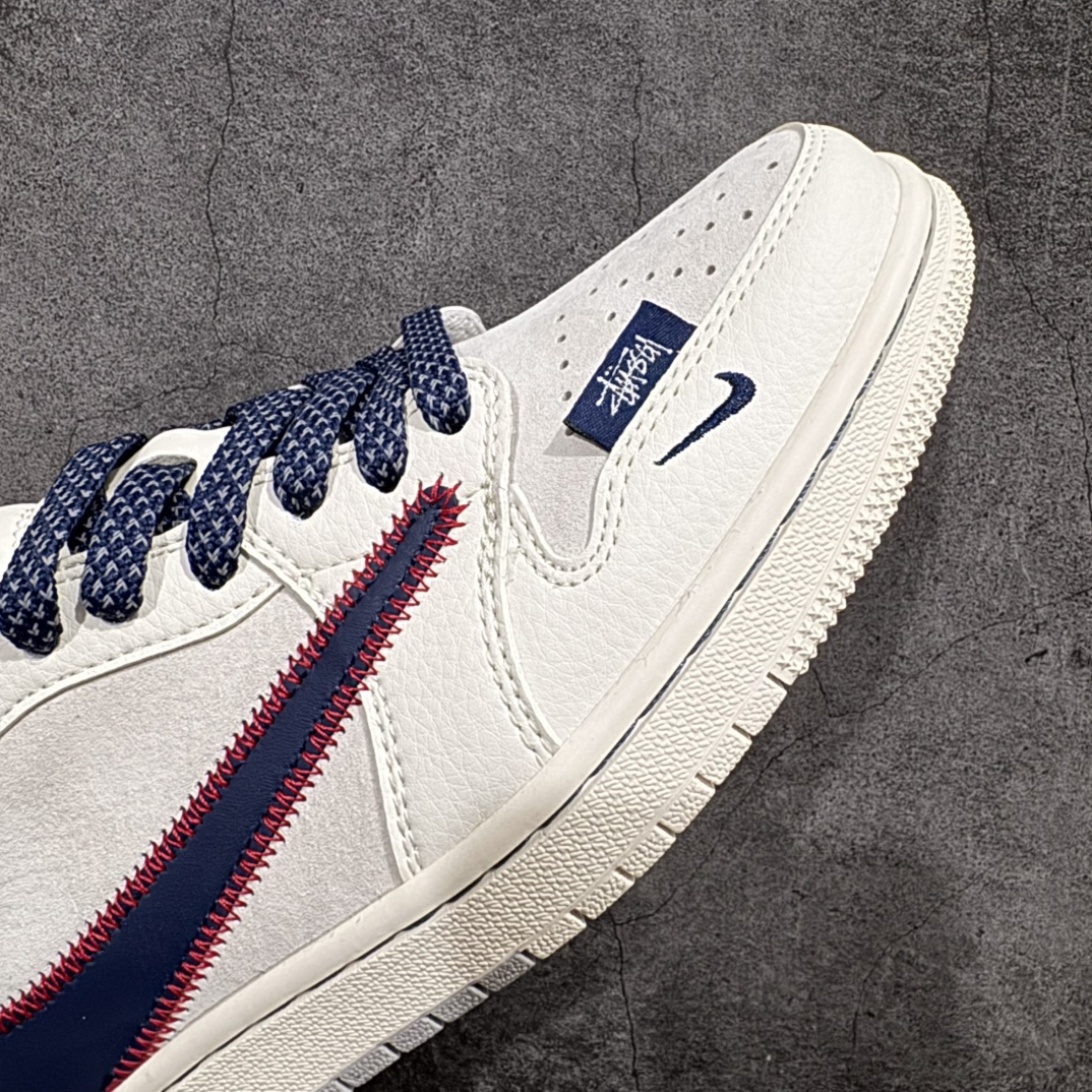 图片[6]-【定制版】Travis Scott x Fragment Design x Air Jordan 1 Low OG SP AJ1 斯图西联名-红线刺绣勾 低帮文化休闲板鞋 SJ2068-134rn#多方联名合作融合了Travis Scott 独特的音乐风格，藤原浩个性的设计风格以及Jordan品牌的经典元素 使其成为一双具有独特身份和价值的鞋子 清新而立体的外观加上联名标识更突出了其独特身份 这种配色方案显示出活力和时尚感 在视觉上引人注目  鞋身的质感和细腻的细节处理使其显得高端而格调十足  这款“倒钩”联名是设计与创意完美结合 融合多方的个性风格是一款备受瞩目的潮流鞋款r 尺码：36 36.5 37.5 38 38.5 39 40 40.5 41 42 42.5 43 44 44.5 45  编码：HXS320340-莆田鞋批发中心