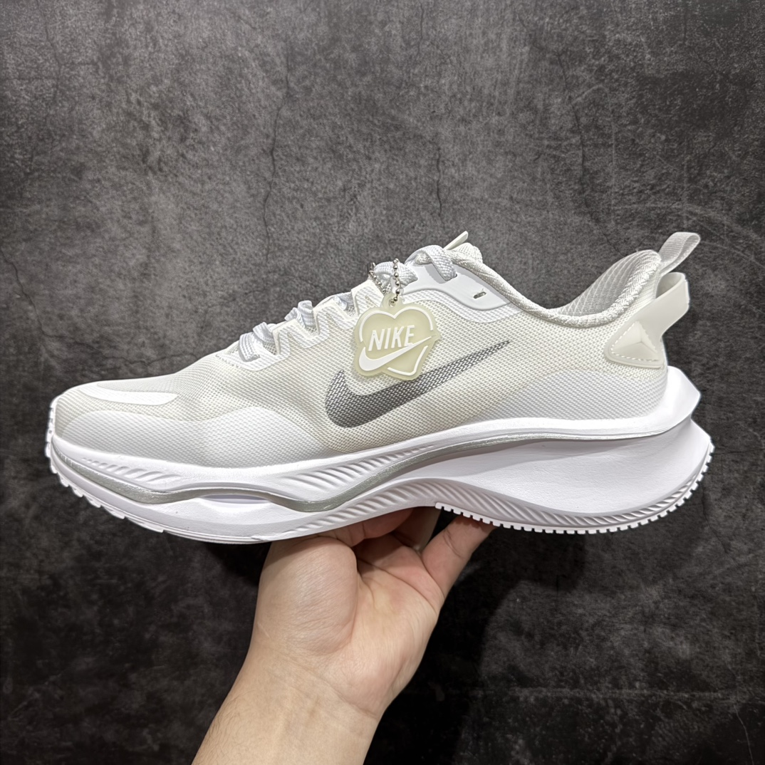 图片[2]-【公司级】NIKE ZOOM PLUS 全新跑鞋n采用密度更高的材料n而且去除了前一代中操作的支撑 撑条设计n兼顾迅疾外观和稳固脚感n后跟覆面和中足动态支撑巧妙融合n缔造稳定顺畅的迈步体验 官方货号：CK4318 118 尺码：36-44无半码 编码：CC260280-莆田鞋批发中心