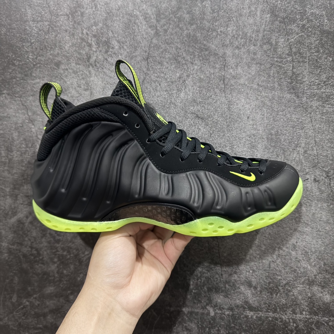 【莞产纯原】NK Air Foamposite Pro 2024小灵通喷 喷泡系列HZ2902-001nn莞产原底面 公司渠道同模具 鞋型发泡360度无死角 双层Zoom气垫植入 中底完美注胶 搭载原厂碳纤维材质n诞生于1997年的NK Air Foamposite系列可以说是整个球鞋历史上最为经典的系列之一 也就是我们常说的“喷”和“泡” 其中“喷”由Foamposite One代言人Penny的英文音译而来 而“泡”则来源于另一款鞋型 Foamposite Pro中\”pro\”的音译 在诞生初期 由于高昂的造价以及超前的外形 Foamposite系列的反对者不在少数 甚至有人认为这款鞋会毁掉整个球鞋行业 但事实证明这双灵感来自于甲虫 自带“黑科技”鞋面以及双层Zoom+大块碳板的太空球鞋不仅受到了大众的接受与追捧 并且成功的影响了篮球鞋的发展SIZE：38.5 39 40 40.5 41 42 42.5 43 44 44.5 45 46  编码：HY580600-莆田鞋批发中心