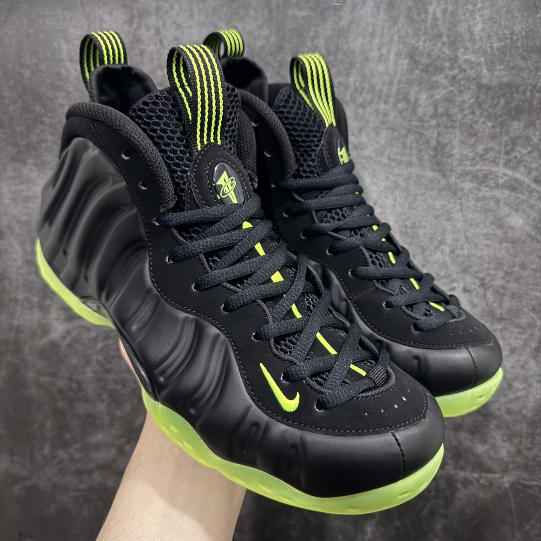 【莞产纯原】NK Air Foamposite Pro 2024小灵通喷 喷泡系列HZ2902-001nn莞产原底面 公司渠道同模具 鞋型发泡360度无死角 双层Zoom气垫植入 中底完美注胶 搭载原厂碳纤维材质n诞生于1997年的NK Air Foamposite系列可以说是整个球鞋历史上最为经典的系列之一 也就是我们常说的“喷”和“泡” 其中“喷”由Foamposite One代言人Penny的英文音译而来 而“泡”则来源于另一款鞋型 Foamposite Pro中\”pro\”的音译 在诞生初期 由于高昂的造价以及超前的外形 Foamposite系列的反对者不在少数 甚至有人认为这款鞋会毁掉整个球鞋行业 但事实证明这双灵感来自于甲虫 自带“黑科技”鞋面以及双层Zoom+大块碳板的太空球鞋不仅受到了大众的接受与追捧 并且成功的影响了篮球鞋的发展SIZE：38.5 39 40 40.5 41 42 42.5 43 44 44.5 45 46  编码：HY580600-莆田鞋批发中心