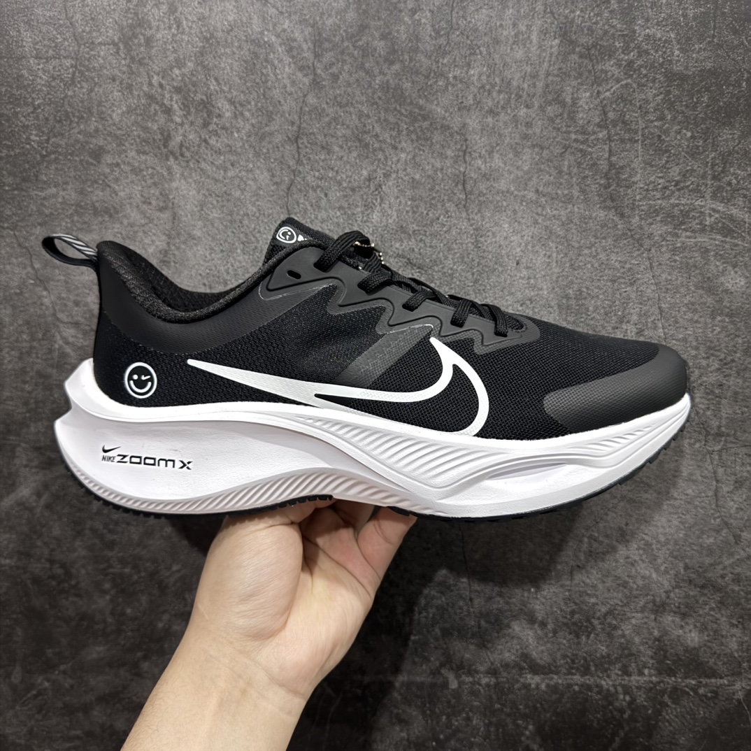 【公司级】NIKE ZOOM PLUS 全新跑鞋n采用密度更高的材料n而且去除了前一代中操作的支撑 撑条设计n兼顾迅疾外观和稳固脚感n后跟覆面和中足动态支撑巧妙融合n缔造稳定顺畅的迈步体验 官方货号：CK4318 008 尺码：36-45无半码 编码：CC260280-莆田鞋批发中心