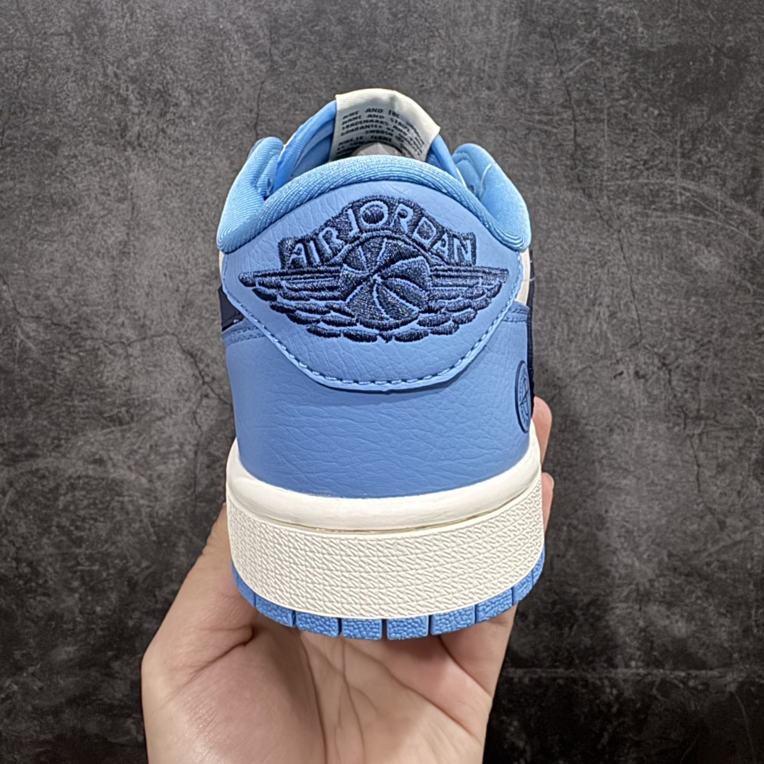 图片[4]-【定制版】Travis Scott x Fragment Design x Jordan Air Jordan 1 Low OG SP  石头岛联名——“黑勾大学蓝”  多方联名合作融合了Travis Scott 独特的音乐风格，藤原浩个性的设计风格以及Jordan品牌的经典元素 使其成为一双具有独特身份和价值的鞋子 清新而立体的外观加上联名标识更突出了其独特身份 这种配色方案显示出活力和时尚感 在视觉上引人注目  鞋身的质感和细腻的细节处理使其显得高端而格调十足  这款“倒钩”联名是设计与创意完美结合  融合多方的个性风格是一款备受瞩目的潮流鞋款  低帮休闲板鞋 定制鞋盒 大厂纯原品质出货 超高清洁度 皮料切割干净无任何毛边 细节完美 货号：JJ5288-009n Size:36 36.5 37.5 38 38.5 39 40 40.5 41 42 42.5 43 44 44.5 45 编码：HXS260280-莆田鞋批发中心