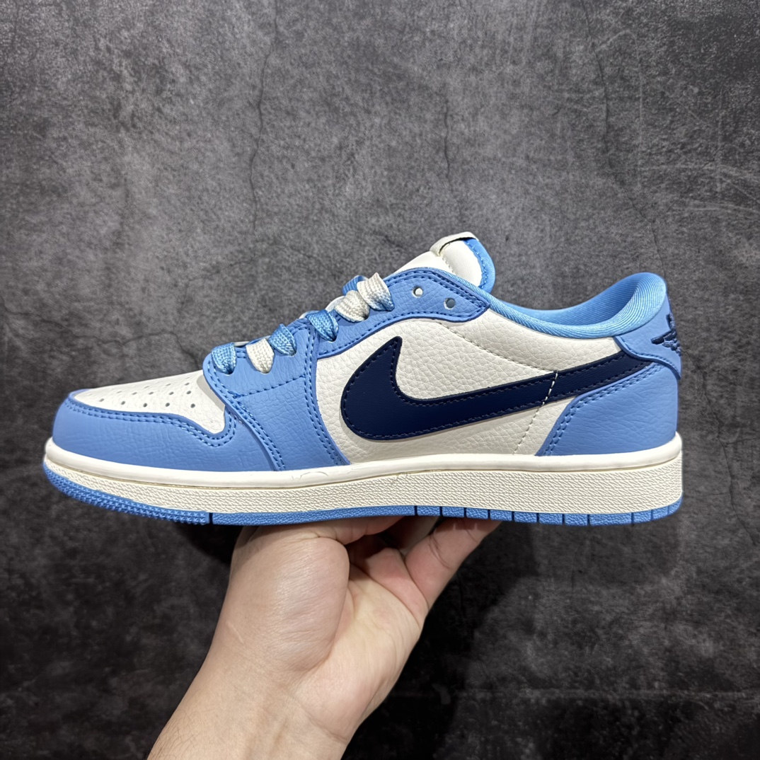 图片[2]-【定制版】Travis Scott x Fragment Design x Jordan Air Jordan 1 Low OG SP  石头岛联名——“黑勾大学蓝”  多方联名合作融合了Travis Scott 独特的音乐风格，藤原浩个性的设计风格以及Jordan品牌的经典元素 使其成为一双具有独特身份和价值的鞋子 清新而立体的外观加上联名标识更突出了其独特身份 这种配色方案显示出活力和时尚感 在视觉上引人注目  鞋身的质感和细腻的细节处理使其显得高端而格调十足  这款“倒钩”联名是设计与创意完美结合  融合多方的个性风格是一款备受瞩目的潮流鞋款  低帮休闲板鞋 定制鞋盒 大厂纯原品质出货 超高清洁度 皮料切割干净无任何毛边 细节完美 货号：JJ5288-009n Size:36 36.5 37.5 38 38.5 39 40 40.5 41 42 42.5 43 44 44.5 45 编码：HXS260280-莆田鞋批发中心