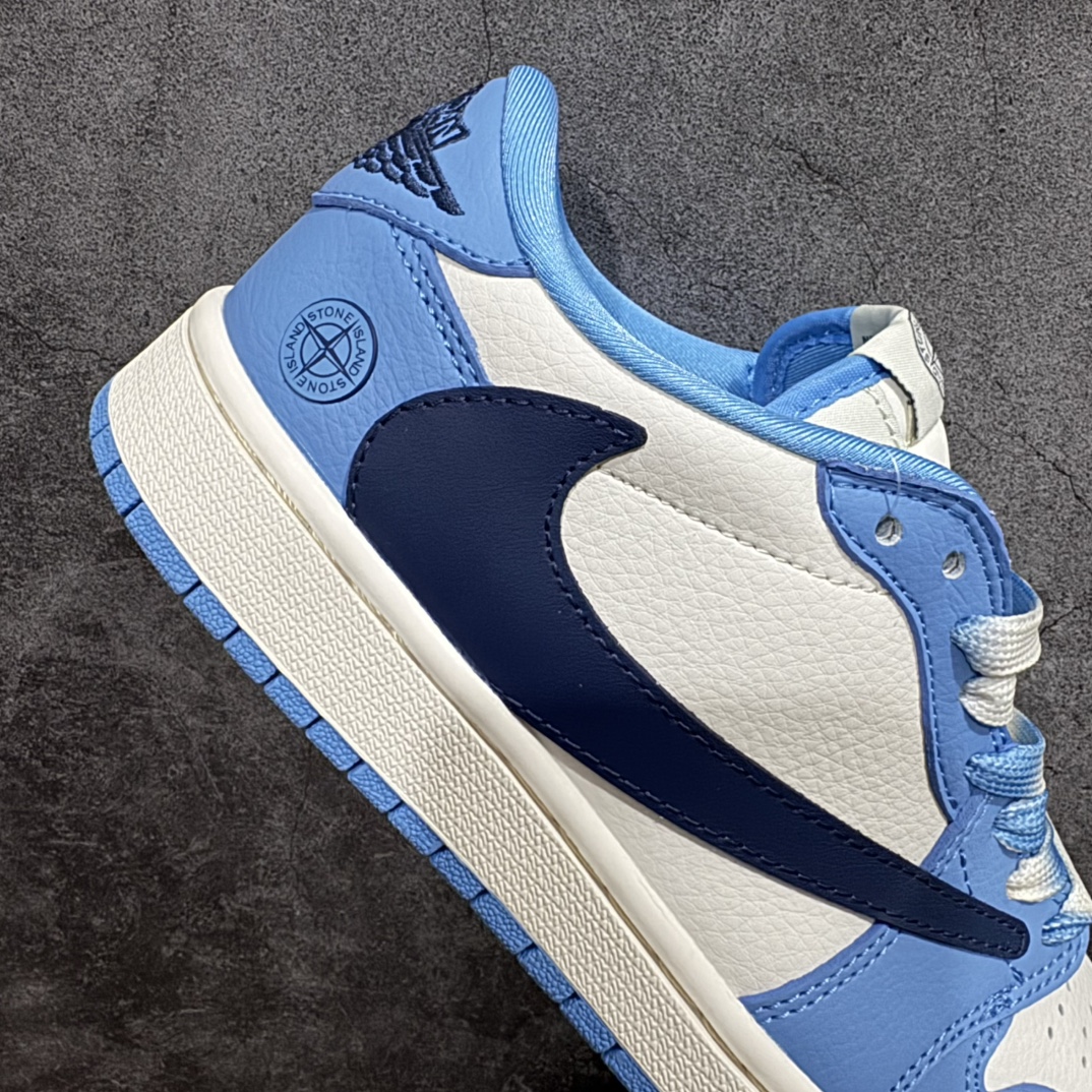 图片[7]-【定制版】Travis Scott x Fragment Design x Jordan Air Jordan 1 Low OG SP  石头岛联名——“黑勾大学蓝”  多方联名合作融合了Travis Scott 独特的音乐风格，藤原浩个性的设计风格以及Jordan品牌的经典元素 使其成为一双具有独特身份和价值的鞋子 清新而立体的外观加上联名标识更突出了其独特身份 这种配色方案显示出活力和时尚感 在视觉上引人注目  鞋身的质感和细腻的细节处理使其显得高端而格调十足  这款“倒钩”联名是设计与创意完美结合  融合多方的个性风格是一款备受瞩目的潮流鞋款  低帮休闲板鞋 定制鞋盒 大厂纯原品质出货 超高清洁度 皮料切割干净无任何毛边 细节完美 货号：JJ5288-009n Size:36 36.5 37.5 38 38.5 39 40 40.5 41 42 42.5 43 44 44.5 45 编码：HXS260280-莆田鞋批发中心