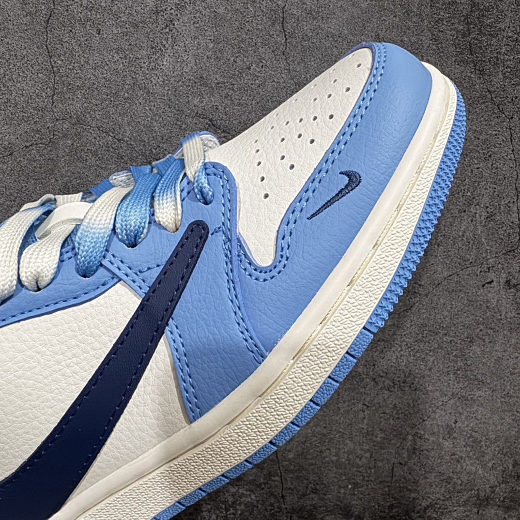 图片[6]-【定制版】Travis Scott x Fragment Design x Jordan Air Jordan 1 Low OG SP  石头岛联名——“黑勾大学蓝”  多方联名合作融合了Travis Scott 独特的音乐风格，藤原浩个性的设计风格以及Jordan品牌的经典元素 使其成为一双具有独特身份和价值的鞋子 清新而立体的外观加上联名标识更突出了其独特身份 这种配色方案显示出活力和时尚感 在视觉上引人注目  鞋身的质感和细腻的细节处理使其显得高端而格调十足  这款“倒钩”联名是设计与创意完美结合  融合多方的个性风格是一款备受瞩目的潮流鞋款  低帮休闲板鞋 定制鞋盒 大厂纯原品质出货 超高清洁度 皮料切割干净无任何毛边 细节完美 货号：JJ5288-009n Size:36 36.5 37.5 38 38.5 39 40 40.5 41 42 42.5 43 44 44.5 45 编码：HXS260280-莆田鞋批发中心