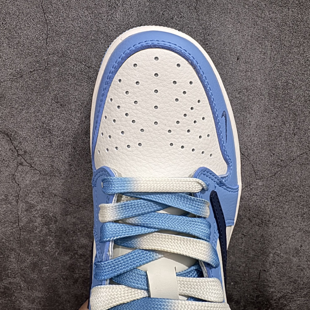 图片[5]-【定制版】Travis Scott x Fragment Design x Jordan Air Jordan 1 Low OG SP  石头岛联名——“黑勾大学蓝”  多方联名合作融合了Travis Scott 独特的音乐风格，藤原浩个性的设计风格以及Jordan品牌的经典元素 使其成为一双具有独特身份和价值的鞋子 清新而立体的外观加上联名标识更突出了其独特身份 这种配色方案显示出活力和时尚感 在视觉上引人注目  鞋身的质感和细腻的细节处理使其显得高端而格调十足  这款“倒钩”联名是设计与创意完美结合  融合多方的个性风格是一款备受瞩目的潮流鞋款  低帮休闲板鞋 定制鞋盒 大厂纯原品质出货 超高清洁度 皮料切割干净无任何毛边 细节完美 货号：JJ5288-009n Size:36 36.5 37.5 38 38.5 39 40 40.5 41 42 42.5 43 44 44.5 45 编码：HXS260280-莆田鞋批发中心