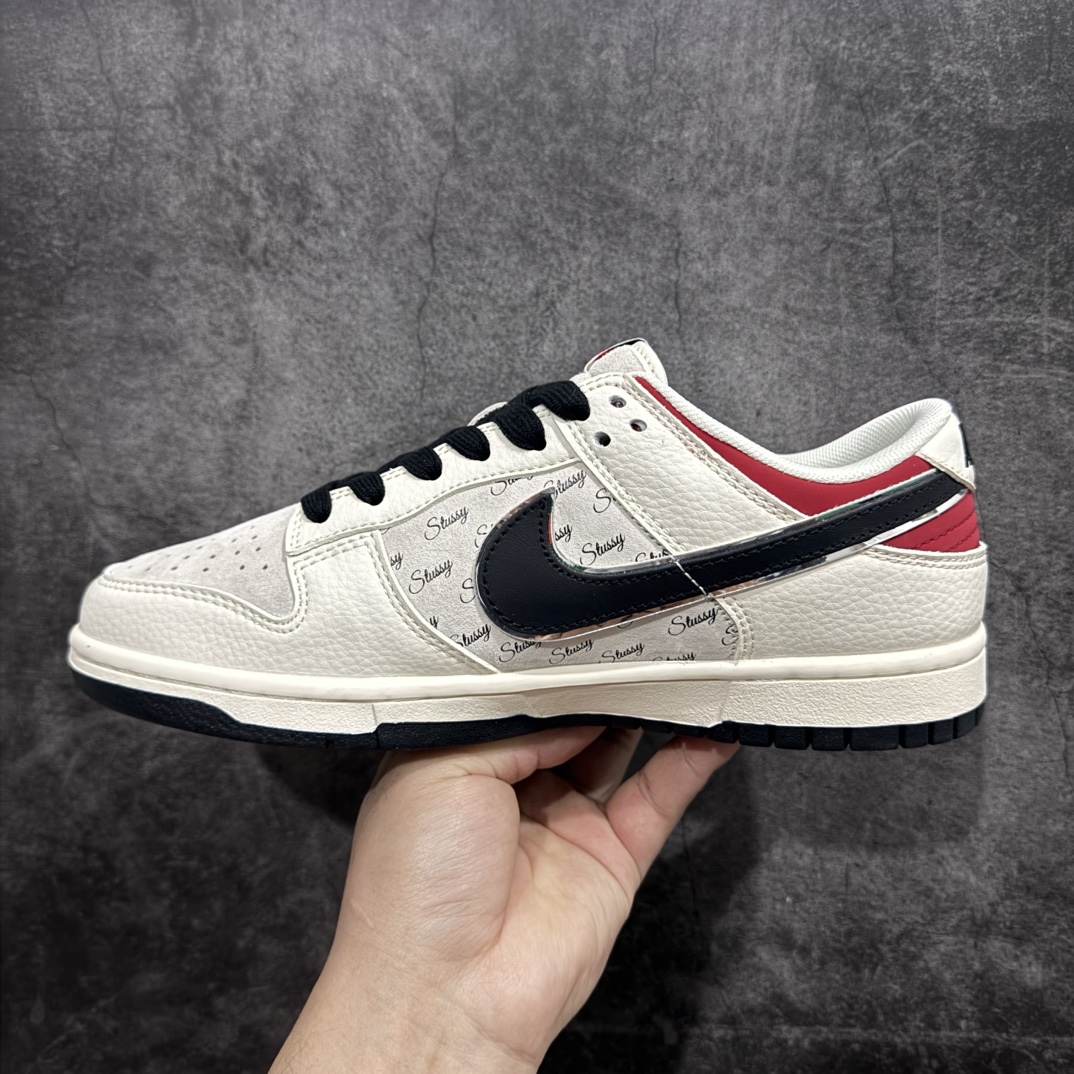 图片[2]-【定制版】Nike SB Dunk Low“ 斯图西联名——米黑勾银边”  周年高端定制 低帮休闲板鞋 定制鞋盒 大厂纯原品质出货 超高清洁度 皮料切割干净无任何毛边 细节完美 货号：XX3168-306n Size:36 36.5 37.5 38 38.5 39 40 40.5 41 42 42.5 43 44 44.5 45 编码：HXXS320340-莆田鞋批发中心