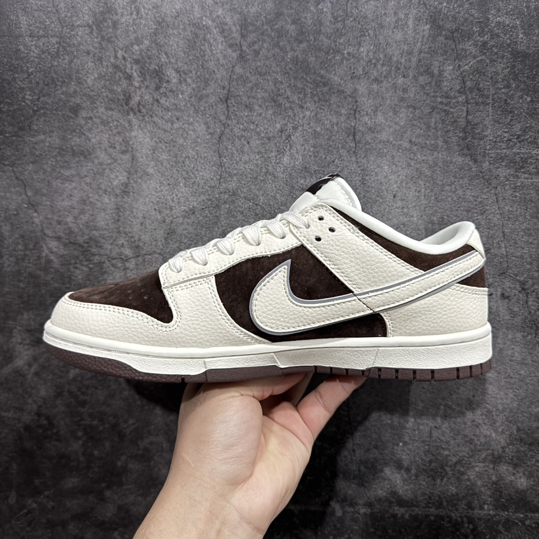 图片[2]-【定制版】Nike SB Dunk Low“斯图西联名——深棕白勾” 周年高端定制 低帮休闲板鞋 定制鞋盒 大厂纯原品质出货 超高清洁度 皮料切割干净无任何毛边 细节完美货号：KK1333-012nSize:36 36.5 37.5 38 38.5 39 40 40.5 41 42 42.5 43 44 44.5 45 编码：HXS320340-莆田鞋批发中心