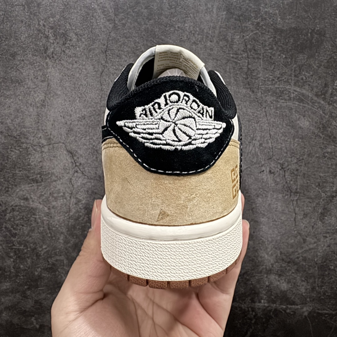 图片[4]-【定制版】Travis Scott x Fragment Design x Jordan Air Jordan 1 Low OG SP  “纪梵希联名——黑棕”  多方联名合作融合了Travis Scott 独特的音乐风格，藤原浩个性的设计风格以及Jordan品牌的经典元素 使其成为一双具有独特身份和价值的鞋子 清新而立体的外观加上联名标识更突出了其独特身份 这种配色方案显示出活力和时尚感 在视觉上引人注目  鞋身的质感和细腻的细节处理使其显得高端而格调十足  这款“倒钩”联名是设计与创意完美结合  融合多方的个性风格是一款备受瞩目的潮流鞋款  低帮休闲板鞋 定制鞋盒 大厂纯原品质出货 超高清洁度 皮料切割干净无任何毛边 细节完美 货号:XS3086-005n Size:36 36.5 37.5 38 38.5 39 40 40.5 41 42 42.5 43 44 44.5 45 编码：HXS320340-莆田鞋批发中心