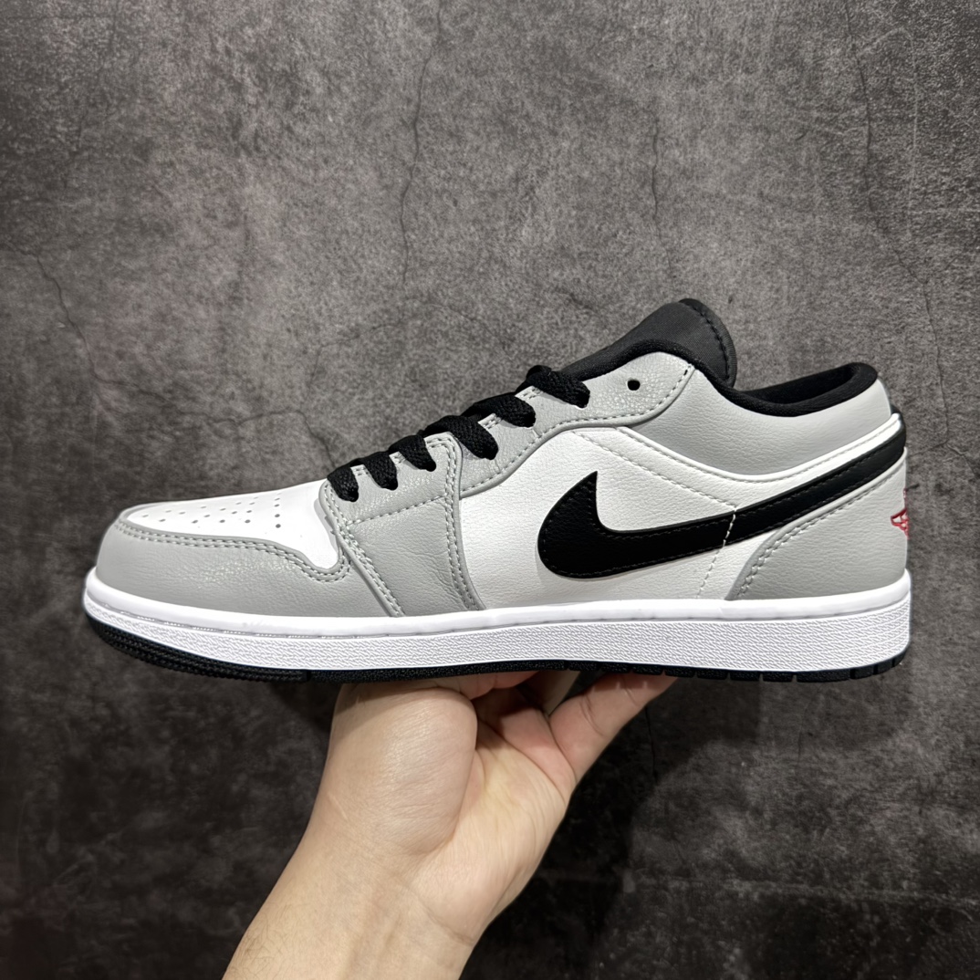 图片[2]-【定制版】Air Jordan AJ1 Low 低帮系列定制配色 嘟嘴熊猫 货号:553558-030nn官方原版原盒 独一无二全网首发36-46n本团队采用高版本品质n每一双都严格检查把关n确保每双手绘完美无瑕n(市面乱用、乱手绘可比)nPNDA嘟嘴熊猫t稍微有一点点瑕疵都淘汰t 货号:DM7866-140tn手绘的位置、整齐度与得物一致tn每双修剪线头、清洁鞋底 确保客户到手就可以直发n每双都装备特有熊猫原盒 市面很多模仿者都以便宜优惠之类各种方法获取单子，凡是本团队出货的熊猫系列，退货率都是低到都不可想像的地步几平为\”零\”，除非是放鸽子而非因为品质n SIZE：36 36.5 37.5 38 38.5 39 40 40.5 41 42 42.5 43 44 44.5 45 46 47.5 编码：ZJ300320-莆田鞋批发中心