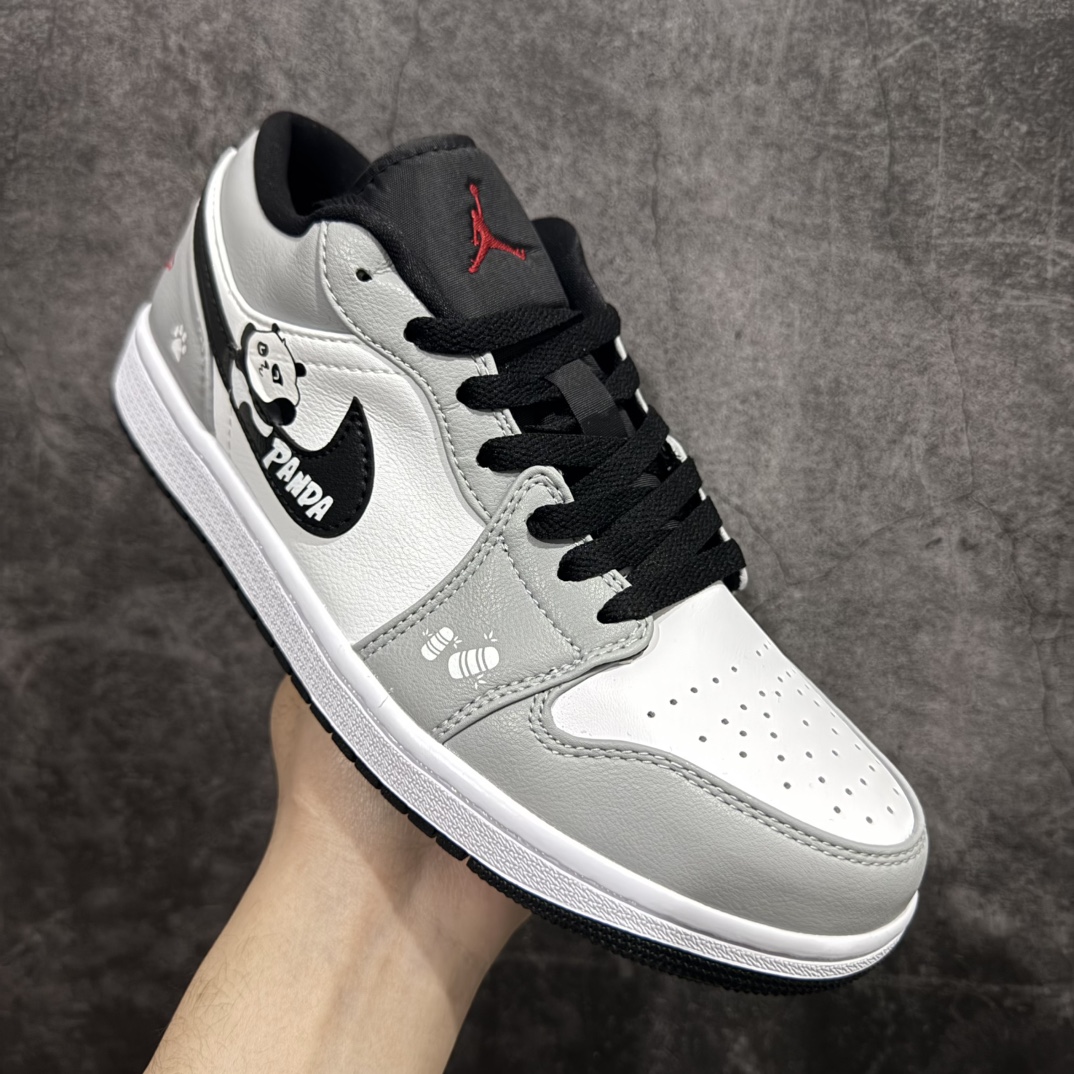 图片[3]-【定制版】Air Jordan AJ1 Low 低帮系列定制配色 嘟嘴熊猫 货号:553558-030nn官方原版原盒 独一无二全网首发36-46n本团队采用高版本品质n每一双都严格检查把关n确保每双手绘完美无瑕n(市面乱用、乱手绘可比)nPNDA嘟嘴熊猫t稍微有一点点瑕疵都淘汰t 货号:DM7866-140tn手绘的位置、整齐度与得物一致tn每双修剪线头、清洁鞋底 确保客户到手就可以直发n每双都装备特有熊猫原盒 市面很多模仿者都以便宜优惠之类各种方法获取单子，凡是本团队出货的熊猫系列，退货率都是低到都不可想像的地步几平为\”零\”，除非是放鸽子而非因为品质n SIZE：36 36.5 37.5 38 38.5 39 40 40.5 41 42 42.5 43 44 44.5 45 46 47.5 编码：ZJ300320-莆田鞋批发中心