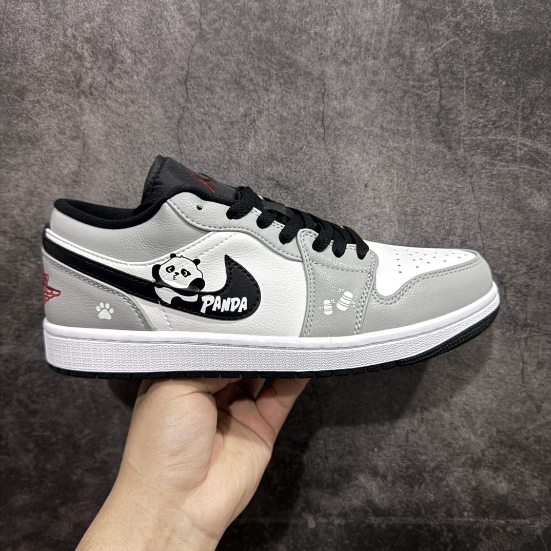 【定制版】Air Jordan AJ1 Low 低帮系列定制配色 嘟嘴熊猫 货号:553558-030nn官方原版原盒 独一无二全网首发36-46n本团队采用高版本品质n每一双都严格检查把关n确保每双手绘完美无瑕n(市面乱用、乱手绘可比)nPNDA嘟嘴熊猫t稍微有一点点瑕疵都淘汰t 货号:DM7866-140tn手绘的位置、整齐度与得物一致tn每双修剪线头、清洁鞋底 确保客户到手就可以直发n每双都装备特有熊猫原盒 市面很多模仿者都以便宜优惠之类各种方法获取单子，凡是本团队出货的熊猫系列，退货率都是低到都不可想像的地步几平为\”零\”，除非是放鸽子而非因为品质n SIZE：36 36.5 37.5 38 38.5 39 40 40.5 41 42 42.5 43 44 44.5 45 46 47.5 编码：ZJ300320-莆田鞋批发中心