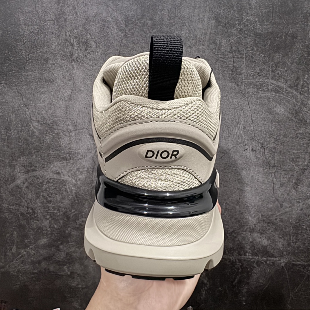 图片[4]-【佛山超A版】DIOR B44 Blade 迪奥2024新款圆头系带跑步鞋新款鞋款的特点是受到 21 世纪启发的大胆蓬松造型 B44 Blade 运动鞋采用渐变技术网布制成 配有同色技术面料面板 鞋底上配有对比鲜明的 Blade 嵌件 与跑步世界息息相关 这款运动鞋具有运动、复古未来主义的外观 配有超细纤维和帆布嵌件 并饰有标志性的“Dior”标志 点缀在鞋面、鞋跟和侧面 鞋型饰有 Dior 和Lewis Hamilton标志性饰物 悬挂在鞋眼上 而鞋面、鞋跟和侧面则饰有 Dior 标志 尺码：39 40 41 42 43 44 45 编码：GQ500520-莆田鞋批发中心