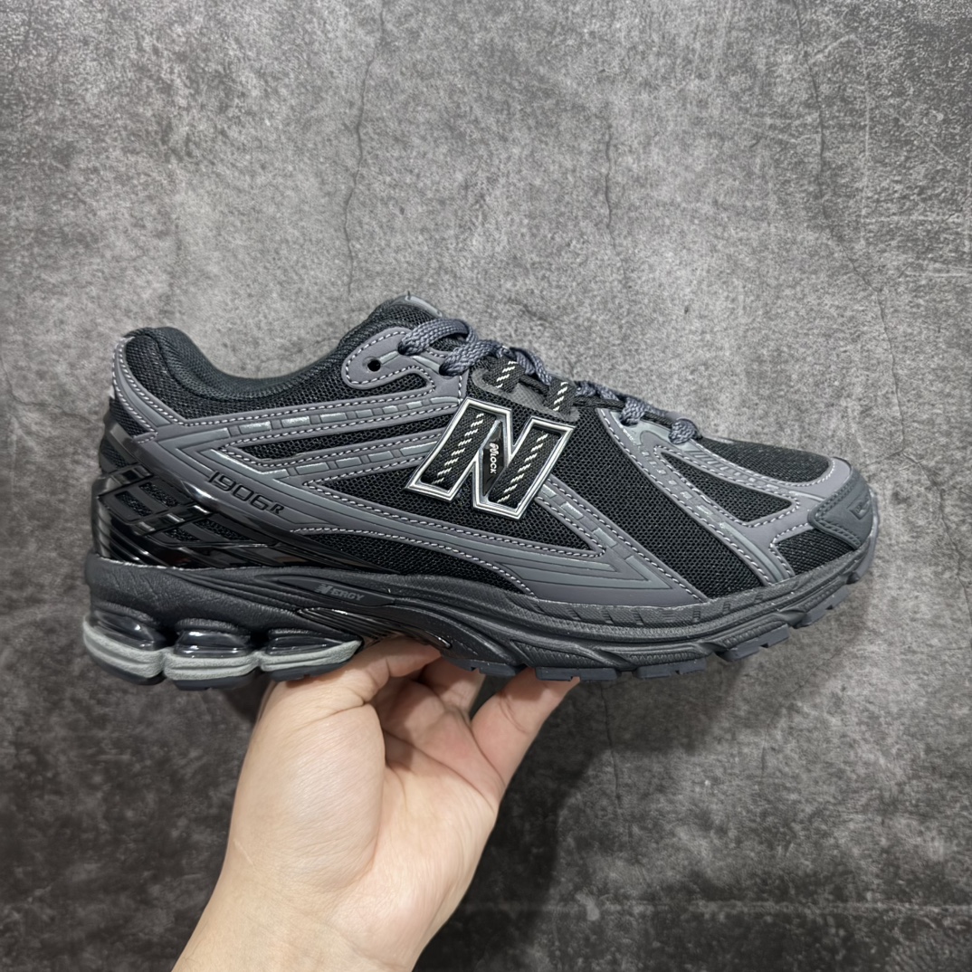 【纯原版】新百伦NB New Balance M1906系列 M1906RLB 黑灰n 全套原楦原纸板原厂数据开发 进口三明治网面 原装进口皮料正确绒感卡色 正确中底拉帮中底网布细节 原厂标裁 带紫光防伪 定制后跟透明水晶模块 冲裁组合 大底贴合程度胶水上色把控完美 整洁度挑战全网艺术家 多道序QC把关品质完善 匠心打造 耗时两个月开发完成 工艺极其复杂难度可想而知 新开独立私模大底 正确组合大底 高端零售专供产物 Size：36 37 37.5 38 38.5 39 40 40.5 41 42 42.5 43 44 45 编码：JP260280-莆田鞋批发中心