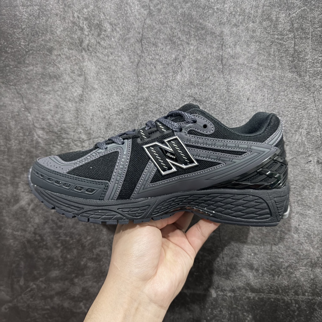 图片[2]-【纯原版】新百伦NB New Balance M1906系列 M1906RLB 黑灰n 全套原楦原纸板原厂数据开发 进口三明治网面 原装进口皮料正确绒感卡色 正确中底拉帮中底网布细节 原厂标裁 带紫光防伪 定制后跟透明水晶模块 冲裁组合 大底贴合程度胶水上色把控完美 整洁度挑战全网艺术家 多道序QC把关品质完善 匠心打造 耗时两个月开发完成 工艺极其复杂难度可想而知 新开独立私模大底 正确组合大底 高端零售专供产物 Size：36 37 37.5 38 38.5 39 40 40.5 41 42 42.5 43 44 45 编码：JP260280-莆田鞋批发中心