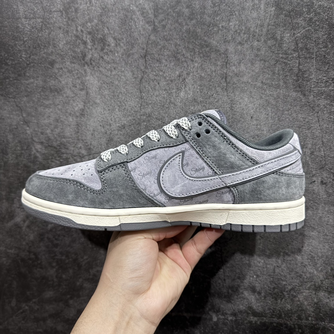 图片[2]-【定制版】Stussy x Nike Dunk Low 花岗岩灰n此款主张打破传统的工业化流水线设计限制，以Made by ideas的超级创意为理念，集结众多潮流设计师，结合时下最ing潮流风尚，为潮流爱好者打造彰品自我的专属潮品。同时尊重每个年轻人对于潮流的理解与选择，主张“让每个年轻人塑造自己的潮流”。 货号：XS1086-008 Size：36 36.5 37.5 38 38.5 39 40 40.5 41 42 42.5 43 44 44.5 45 编码：HXS320340-莆田鞋批发中心