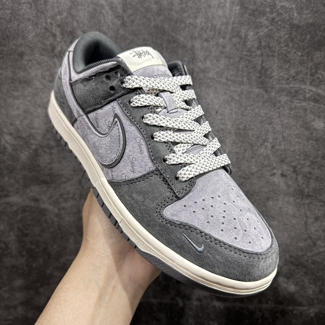 图片[3]-【定制版】Stussy x Nike Dunk Low 花岗岩灰n此款主张打破传统的工业化流水线设计限制，以Made by ideas的超级创意为理念，集结众多潮流设计师，结合时下最ing潮流风尚，为潮流爱好者打造彰品自我的专属潮品。同时尊重每个年轻人对于潮流的理解与选择，主张“让每个年轻人塑造自己的潮流”。 货号：XS1086-008 Size：36 36.5 37.5 38 38.5 39 40 40.5 41 42 42.5 43 44 44.5 45 编码：HXS320340-莆田鞋批发中心