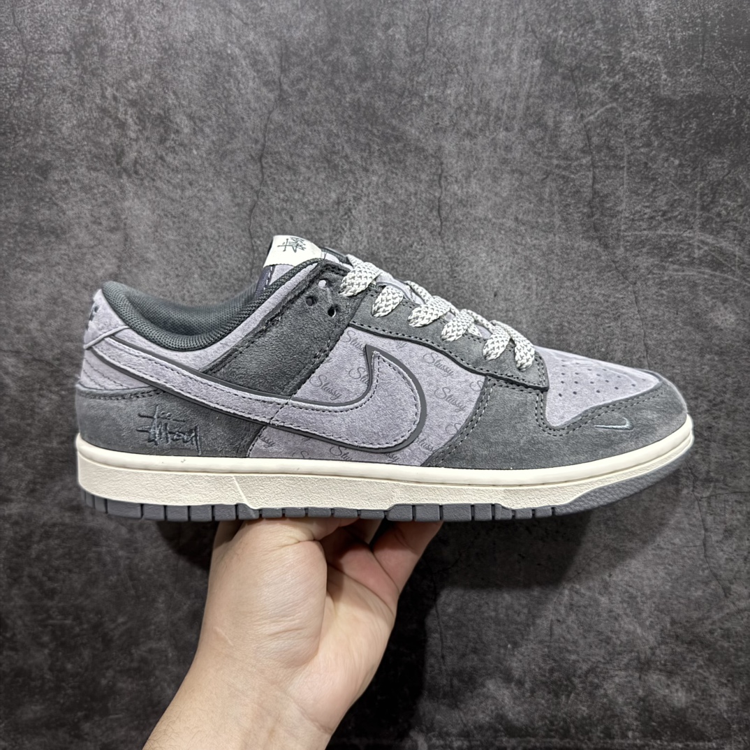 【定制版】Stussy x Nike Dunk Low 花岗岩灰n此款主张打破传统的工业化流水线设计限制，以Made by ideas的超级创意为理念，集结众多潮流设计师，结合时下最ing潮流风尚，为潮流爱好者打造彰品自我的专属潮品。同时尊重每个年轻人对于潮流的理解与选择，主张“让每个年轻人塑造自己的潮流”。 货号：XS1086-008 Size：36 36.5 37.5 38 38.5 39 40 40.5 41 42 42.5 43 44 44.5 45 编码：HXS320340-莆田鞋批发中心