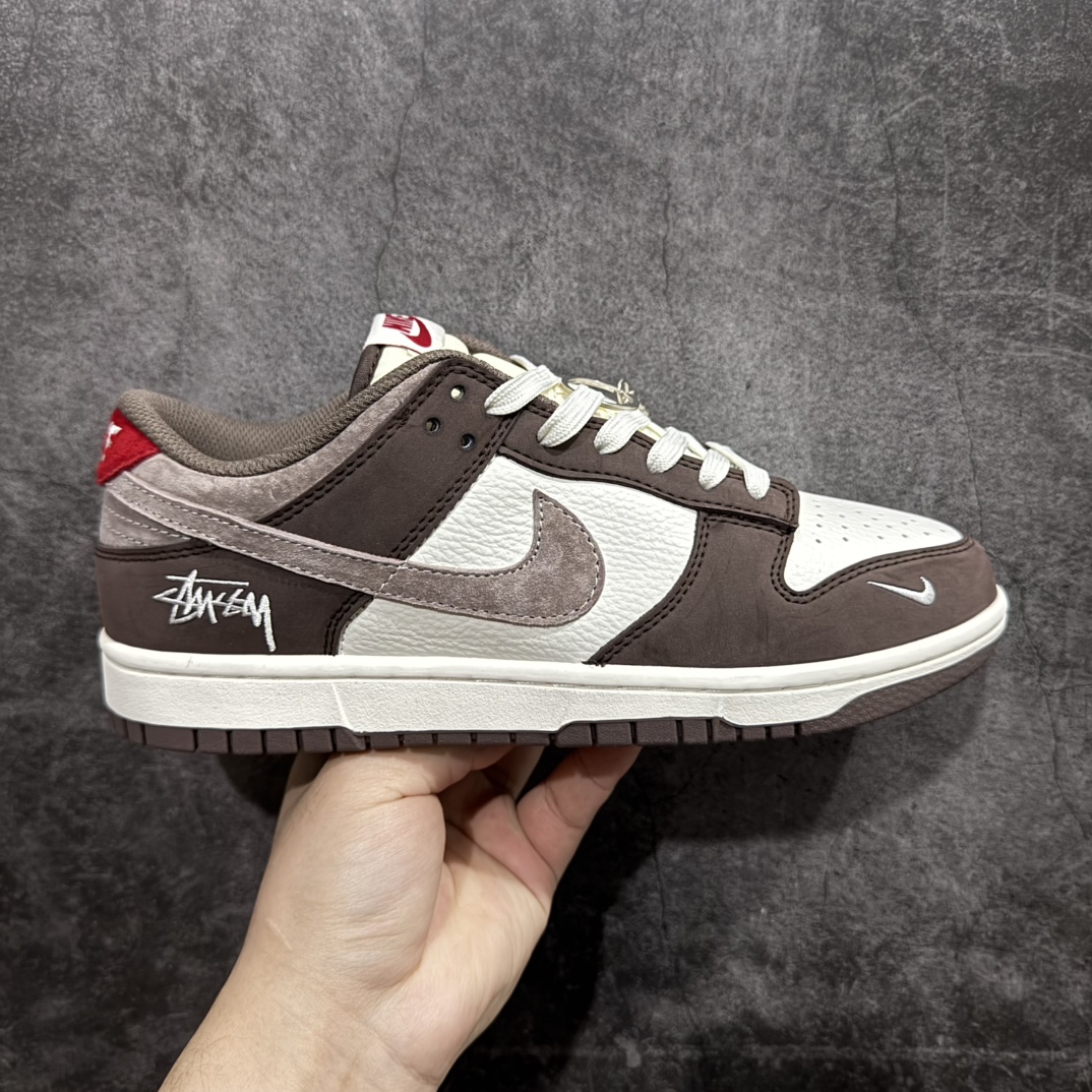 【定制版】Nike SB Dunk Low 米棕小钩n纯原大厂出品 极力推荐👏n原装头层材料 独家版型蒸餾加工n帶來的是更好的视觉和脚感体验n大厂纯原品质出货 清洁度 电绣工艺皮料切割干净无任何毛边 细节完美 官方货号：SF1029 408 尺码：36 36.5 37.5 38 38.5 39 40 40.5 41 42 42.5 43 44 44.5 45 编码：HXS320340-莆田鞋批发中心