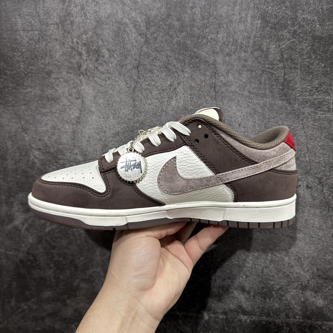 图片[2]-【定制版】Nike SB Dunk Low 米棕小钩n纯原大厂出品 极力推荐👏n原装头层材料 独家版型蒸餾加工n帶來的是更好的视觉和脚感体验n大厂纯原品质出货 清洁度 电绣工艺皮料切割干净无任何毛边 细节完美 官方货号：SF1029 408 尺码：36 36.5 37.5 38 38.5 39 40 40.5 41 42 42.5 43 44 44.5 45 编码：HXS320340-莆田鞋批发中心