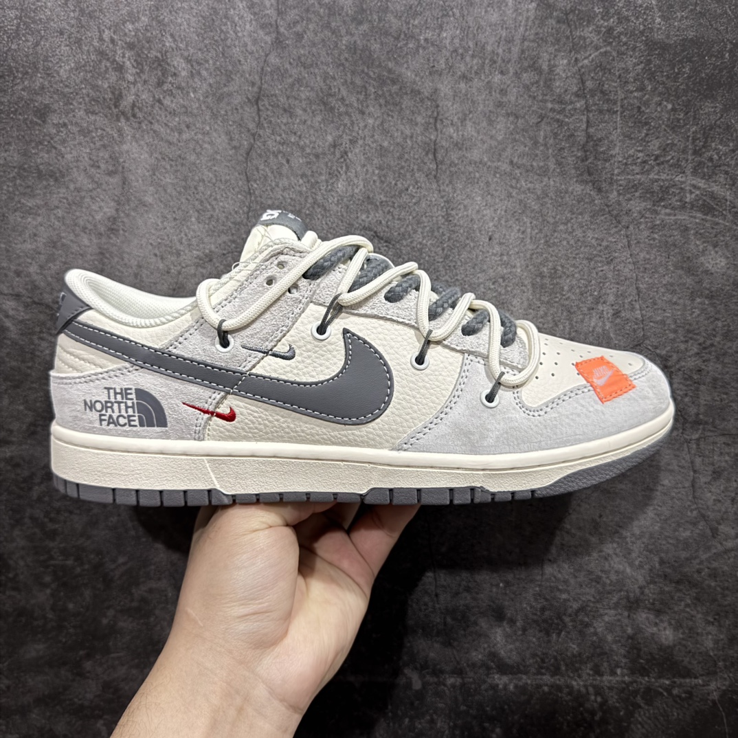 【定制版】The North Face x Nike Dunk SB Low 北面 x 耐克 SB 低帮 灰白解构鞋带 鞋身以米白色皮革作为主色调，搭配浅灰色麂皮框架覆盖层，使鞋款十分百搭，鞋舌绣标上以The North Face字样呈现，鞋身两侧的Swoosh Logo采用深灰色点缀，后跟饰片辅以深灰色呈现，鞋舌是网眼布材料，增强了透气性，整体十分百搭。后跟Nike字样以灰色刺绣妆点，鞋头处侧边橙色绣标Nike Swoosh Logo白色点缀，后跟绣有北面字样及品牌Logo，彰显联名身份；最后以米白色中底搭配灰色橡胶外底完善整体设计收尾。 货号：YX5066-253 尺码：36 36.5 37.5 38 38.5 39 40 40.5 41 42 42.5 43 44 44.5 45 编码：HXS340360-莆田鞋批发中心