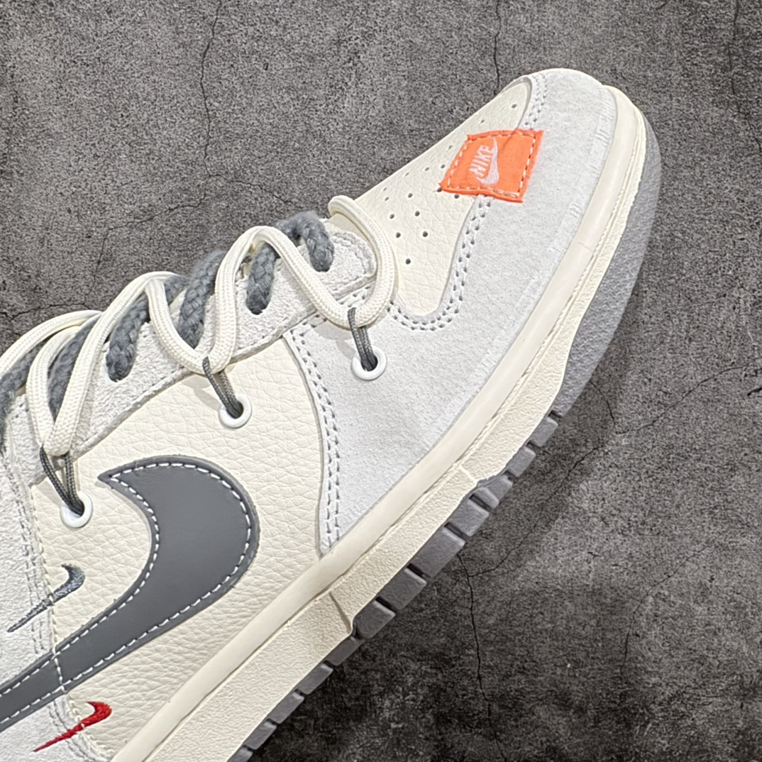 图片[6]-【定制版】The North Face x Nike Dunk SB Low 北面 x 耐克 SB 低帮 灰白解构鞋带 鞋身以米白色皮革作为主色调，搭配浅灰色麂皮框架覆盖层，使鞋款十分百搭，鞋舌绣标上以The North Face字样呈现，鞋身两侧的Swoosh Logo采用深灰色点缀，后跟饰片辅以深灰色呈现，鞋舌是网眼布材料，增强了透气性，整体十分百搭。后跟Nike字样以灰色刺绣妆点，鞋头处侧边橙色绣标Nike Swoosh Logo白色点缀，后跟绣有北面字样及品牌Logo，彰显联名身份；最后以米白色中底搭配灰色橡胶外底完善整体设计收尾。 货号：YX5066-253 尺码：36 36.5 37.5 38 38.5 39 40 40.5 41 42 42.5 43 44 44.5 45 编码：HXS340360-莆田鞋批发中心