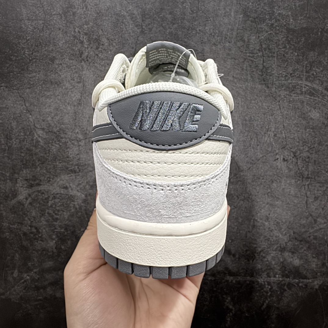 图片[4]-【定制版】The North Face x Nike Dunk SB Low 北面 x 耐克 SB 低帮 灰白解构鞋带 鞋身以米白色皮革作为主色调，搭配浅灰色麂皮框架覆盖层，使鞋款十分百搭，鞋舌绣标上以The North Face字样呈现，鞋身两侧的Swoosh Logo采用深灰色点缀，后跟饰片辅以深灰色呈现，鞋舌是网眼布材料，增强了透气性，整体十分百搭。后跟Nike字样以灰色刺绣妆点，鞋头处侧边橙色绣标Nike Swoosh Logo白色点缀，后跟绣有北面字样及品牌Logo，彰显联名身份；最后以米白色中底搭配灰色橡胶外底完善整体设计收尾。 货号：YX5066-253 尺码：36 36.5 37.5 38 38.5 39 40 40.5 41 42 42.5 43 44 44.5 45 编码：HXS340360-莆田鞋批发中心