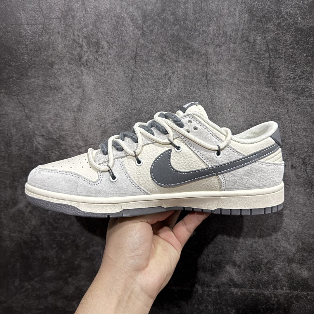 图片[2]-【定制版】The North Face x Nike Dunk SB Low 北面 x 耐克 SB 低帮 灰白解构鞋带 鞋身以米白色皮革作为主色调，搭配浅灰色麂皮框架覆盖层，使鞋款十分百搭，鞋舌绣标上以The North Face字样呈现，鞋身两侧的Swoosh Logo采用深灰色点缀，后跟饰片辅以深灰色呈现，鞋舌是网眼布材料，增强了透气性，整体十分百搭。后跟Nike字样以灰色刺绣妆点，鞋头处侧边橙色绣标Nike Swoosh Logo白色点缀，后跟绣有北面字样及品牌Logo，彰显联名身份；最后以米白色中底搭配灰色橡胶外底完善整体设计收尾。 货号：YX5066-253 尺码：36 36.5 37.5 38 38.5 39 40 40.5 41 42 42.5 43 44 44.5 45 编码：HXS340360-莆田鞋批发中心