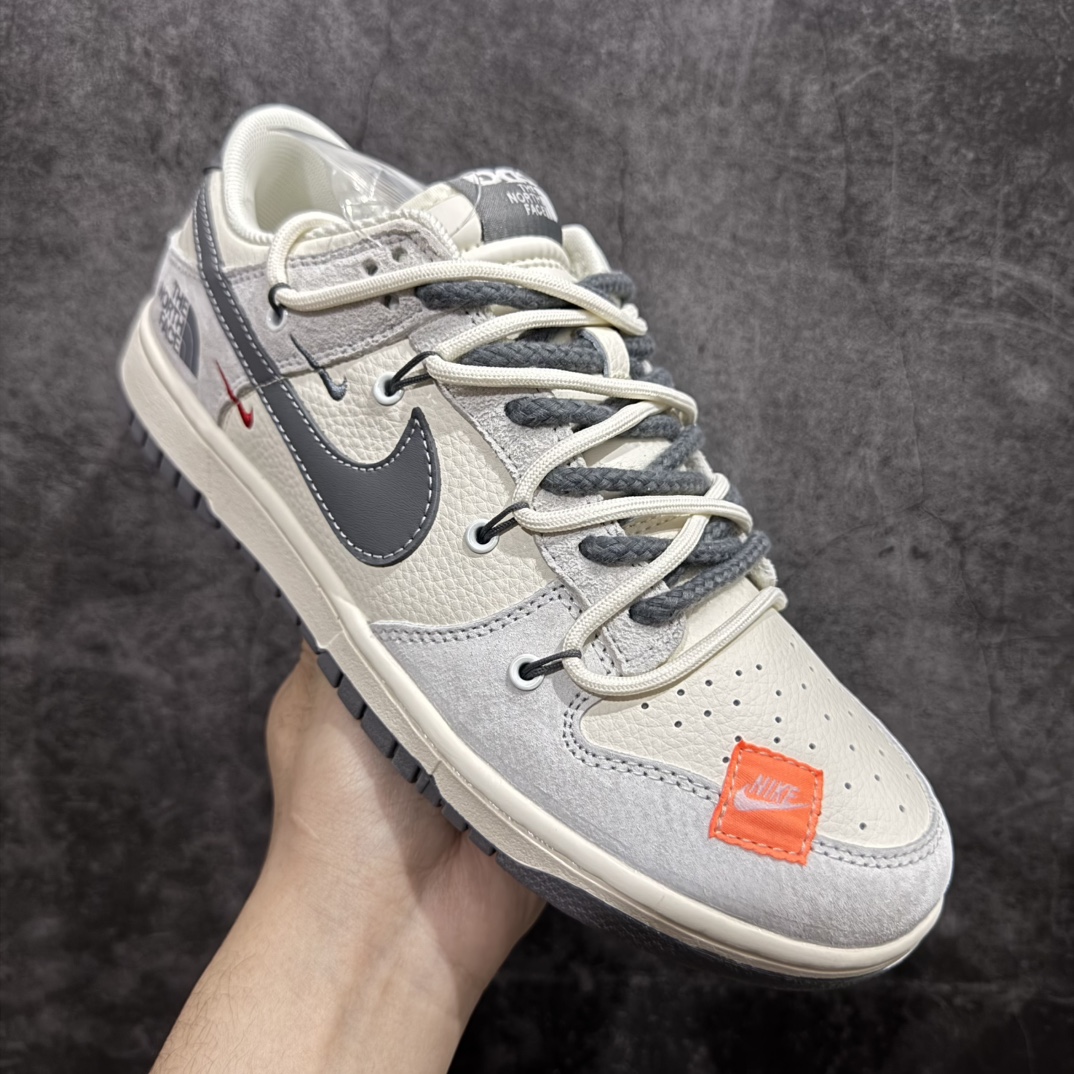 图片[3]-【定制版】The North Face x Nike Dunk SB Low 北面 x 耐克 SB 低帮 灰白解构鞋带 鞋身以米白色皮革作为主色调，搭配浅灰色麂皮框架覆盖层，使鞋款十分百搭，鞋舌绣标上以The North Face字样呈现，鞋身两侧的Swoosh Logo采用深灰色点缀，后跟饰片辅以深灰色呈现，鞋舌是网眼布材料，增强了透气性，整体十分百搭。后跟Nike字样以灰色刺绣妆点，鞋头处侧边橙色绣标Nike Swoosh Logo白色点缀，后跟绣有北面字样及品牌Logo，彰显联名身份；最后以米白色中底搭配灰色橡胶外底完善整体设计收尾。 货号：YX5066-253 尺码：36 36.5 37.5 38 38.5 39 40 40.5 41 42 42.5 43 44 44.5 45 编码：HXS340360-莆田鞋批发中心