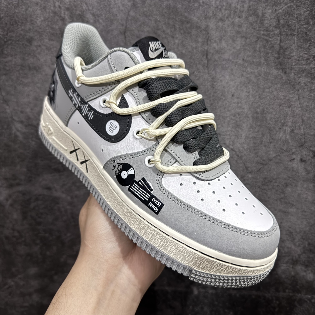 图片[3]-【公司级】Nk Air Force 1 Low \”Vinyl\” 黑胶唱片 空军一号低帮休闲运动绑带板鞋 KS6896-666rn#在数字音乐蓬勃发展的今天，黑胶唱片却宛如一位穿越时光的优雅老者，带着独有的韵味，坚守在音乐爱好者的心中。那精致的圆盘，仿佛承载着无尽的故事。从外观上看，它的封套设计常常是艺术与创意的完美结合r 尺码：36 36.5 37.5 38 38.5 39 40 40.5 41 42 42.5 43 44 44.5 45  编码：HXS310320-莆田鞋批发中心