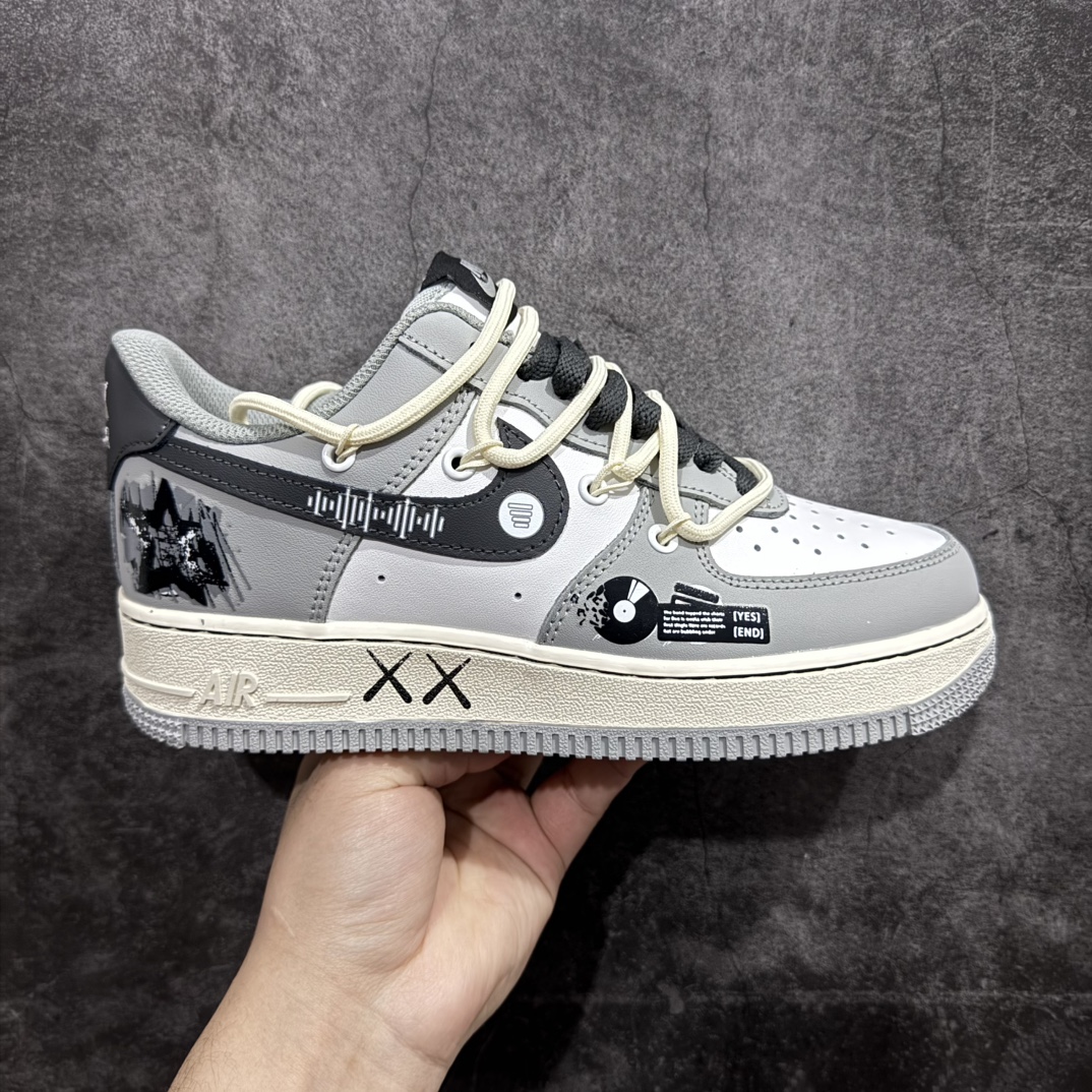 【公司级】Nk Air Force 1 Low \”Vinyl\” 黑胶唱片 空军一号低帮休闲运动绑带板鞋 KS6896-666rn#在数字音乐蓬勃发展的今天，黑胶唱片却宛如一位穿越时光的优雅老者，带着独有的韵味，坚守在音乐爱好者的心中。那精致的圆盘，仿佛承载着无尽的故事。从外观上看，它的封套设计常常是艺术与创意的完美结合r 尺码：36 36.5 37.5 38 38.5 39 40 40.5 41 42 42.5 43 44 44.5 45  编码：HXS310320-莆田鞋批发中心