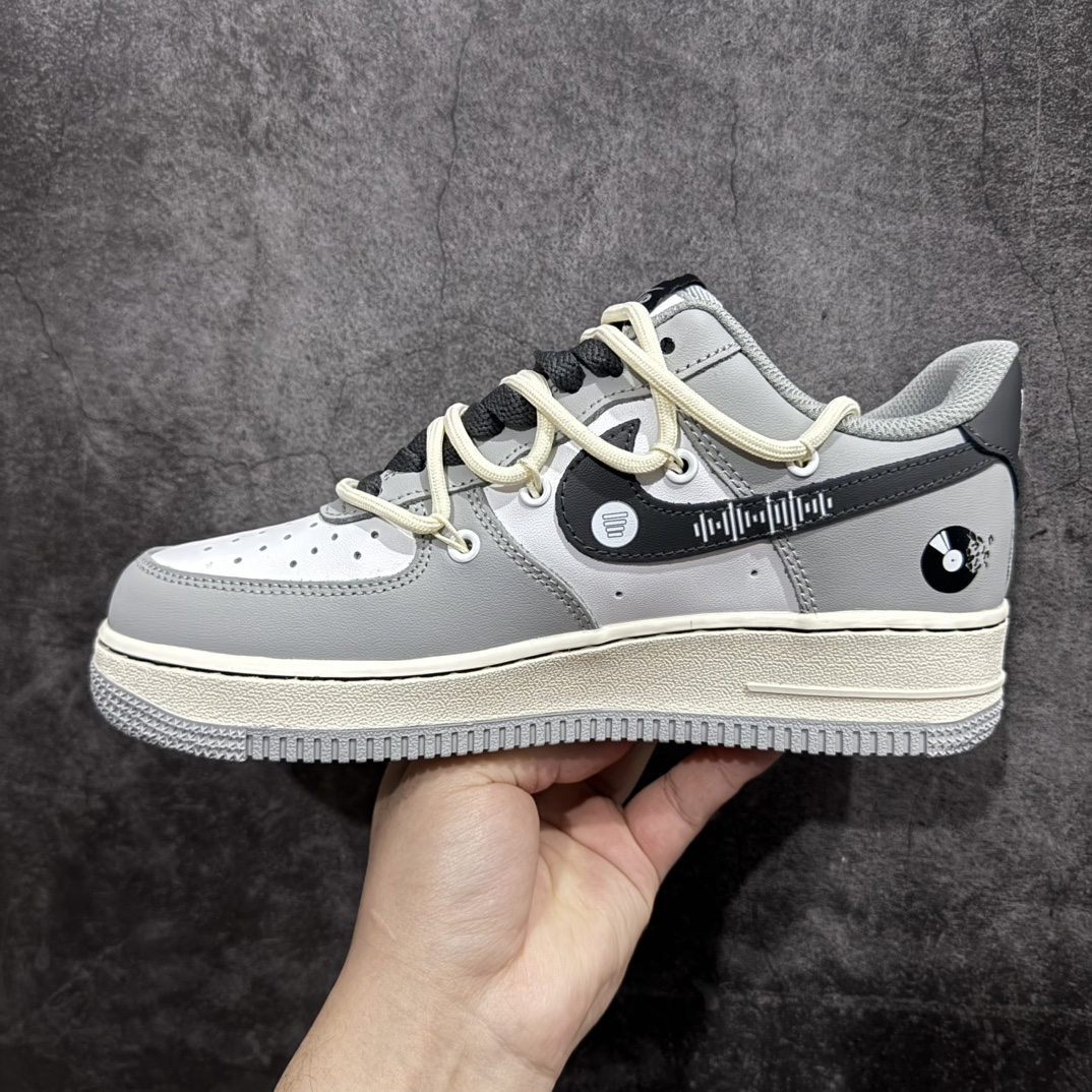 图片[2]-【公司级】Nk Air Force 1 Low \”Vinyl\” 黑胶唱片 空军一号低帮休闲运动绑带板鞋 KS6896-666rn#在数字音乐蓬勃发展的今天，黑胶唱片却宛如一位穿越时光的优雅老者，带着独有的韵味，坚守在音乐爱好者的心中。那精致的圆盘，仿佛承载着无尽的故事。从外观上看，它的封套设计常常是艺术与创意的完美结合r 尺码：36 36.5 37.5 38 38.5 39 40 40.5 41 42 42.5 43 44 44.5 45  编码：HXS310320-莆田鞋批发中心