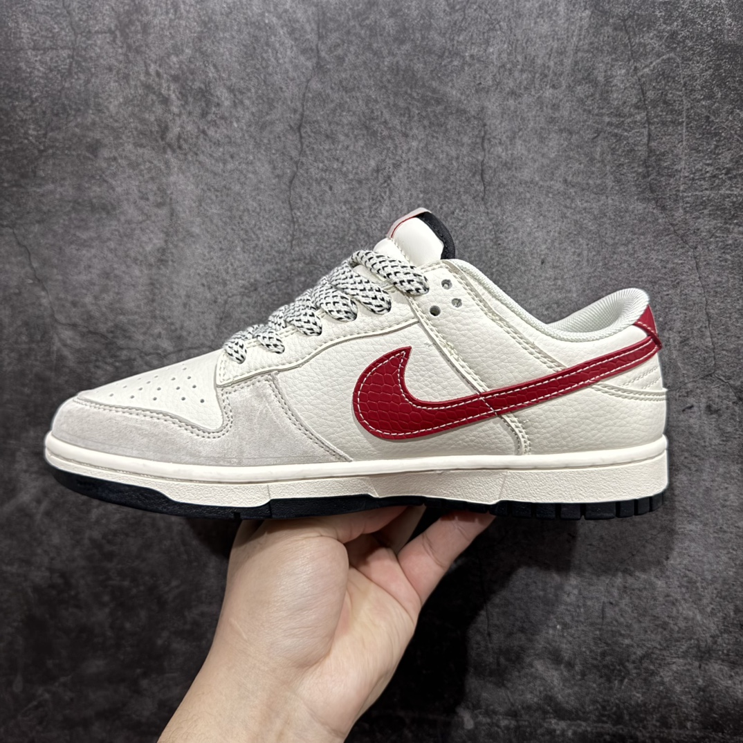 图片[2]-【定制版】NIKE SB Dunk Low 蛇年限定 米白红小钩满天星n公司级出品 极力推荐n原装头层材料 独家版型蒸餾加工n帶來的是更好的视觉和脚感体验n大厂纯原品质出货 清洁度 电绣工艺皮料切割干净无任何毛边 细节完美官方货号：XX9930 030 尺码： 36 36.5 37.5 38 38.5 39 40 40.5 41 42 42.5 43 44 44.5 45 编码：CC280300-莆田鞋批发中心