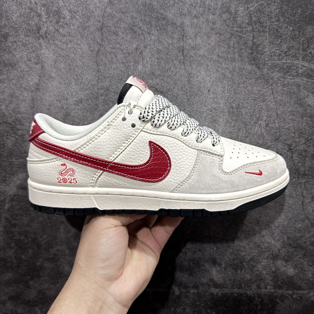 【定制版】NIKE SB Dunk Low 蛇年限定 米白红小钩满天星n公司级出品 极力推荐n原装头层材料 独家版型蒸餾加工n帶來的是更好的视觉和脚感体验n大厂纯原品质出货 清洁度 电绣工艺皮料切割干净无任何毛边 细节完美官方货号：XX9930 030 尺码： 36 36.5 37.5 38 38.5 39 40 40.5 41 42 42.5 43 44 44.5 45 编码：CC280300-莆田鞋批发中心