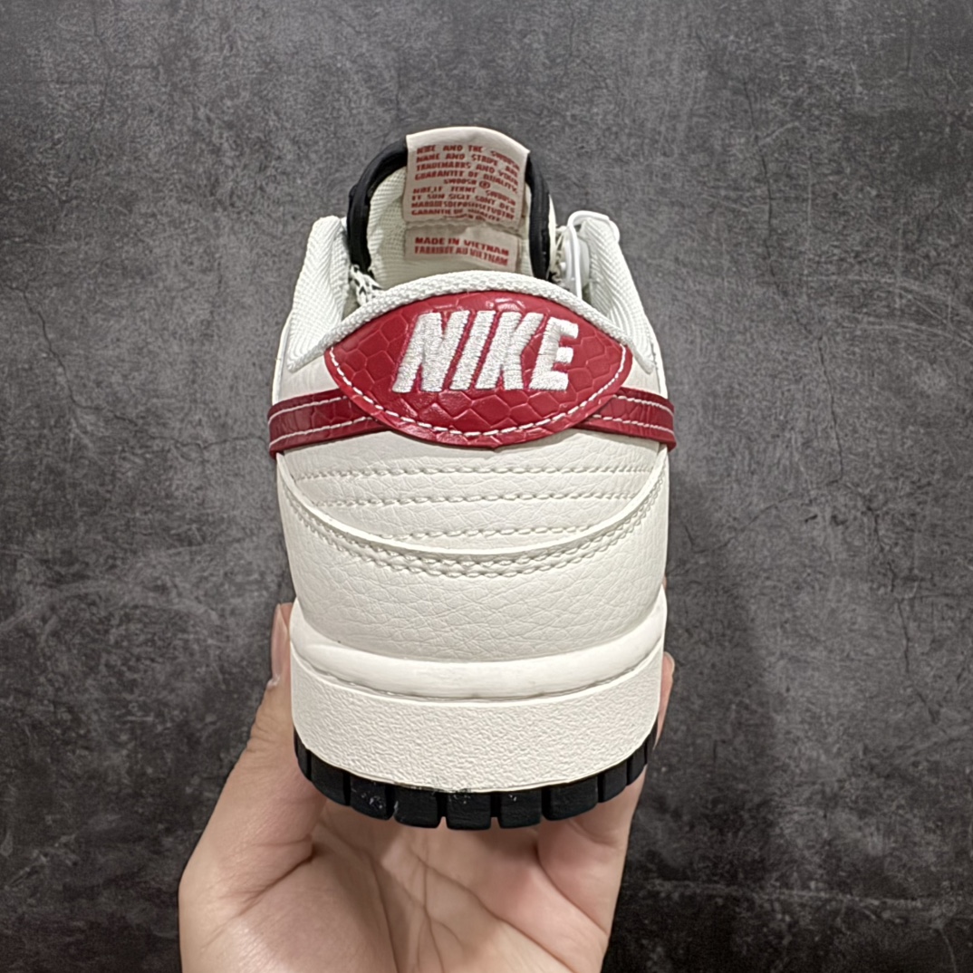 图片[4]-【定制版】NIKE SB Dunk Low 蛇年限定 米白红小钩满天星n公司级出品 极力推荐n原装头层材料 独家版型蒸餾加工n帶來的是更好的视觉和脚感体验n大厂纯原品质出货 清洁度 电绣工艺皮料切割干净无任何毛边 细节完美官方货号：XX9930 030 尺码： 36 36.5 37.5 38 38.5 39 40 40.5 41 42 42.5 43 44 44.5 45 编码：CC280300-莆田鞋批发中心