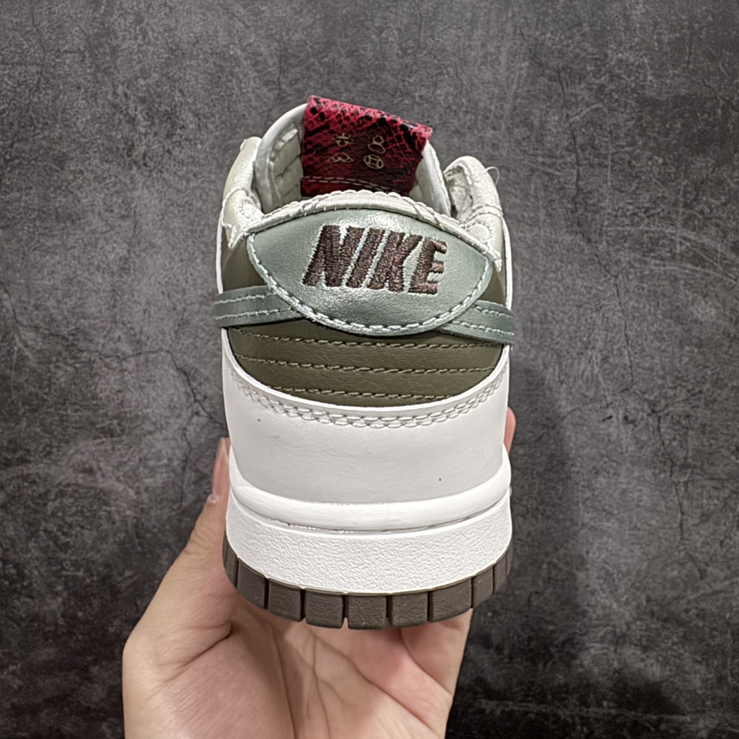 图片[4]-【公司级】 Nk Dunk Low \”Year of the Snake\” 蛇年春节限定 低帮休闲板鞋rn款鞋将蛇的灵动与泥土色系相结合，来庆祝 2025 年中国新年。设计上，这款球鞋结合各种丰富的纹理和色调。橄榄绿滚磨皮革，搭配铁石磨砂材质的覆盖层，营造出丰富的层次感。r 货号： HV5980-231 尺码：40 40.5 41 42 42.5 43 44 44.5 45 46 47.5 编码：FS220240-莆田鞋批发中心