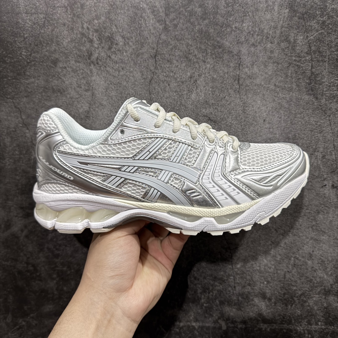 【总裁版】 ASICS GEL-KAYANO 14 亚瑟士系列轻量缓震休闲运动跑步鞋nn市场天花板品质鞋型细节秒杀市场流通版本n知名大厂出品 原版开发 细节完美把控n独家私模五层组合大底原厂定制缓震硅胶加持 原盒原配 官方四联吊牌n一比一同步原鞋工艺和用料n后跟一样采用了GEL缓震胶整体系列设计非常的科技感！n锻炼跑步的同时让你一样时尚百搭！n设计师 Hidenori Yamashita 以「Flash」一词为灵感，创造出未来感金属色鞋面，改造升级内在性能，由内而外全面革新，为 GEL-KAYANO 家族传承及经典跑鞋文化的延续，创下里程碑式作品。ASICS GEL – KAYANO 14 跑鞋重新诠释了复古的跑步形状，并以其 2000 年代后期的美学理念重新铺装，银色与蓝色的鞋面极为高档.网面铺陈与鞋面、鞋头多处细节位增添了透气性。ASICS GEL – KAYANO 14的鞋后跟部中底上以及多密度耐磨鞋底增加了 GEL 缓震胶，提供高抗冲击性、缓冲性、可保护脚部免受地面冲击的影响，穿着舒适性十足「入手同款」 尺码：36 37 37.5 38 39 39.5 40.5 41.5 42 42.5 43.5 44 45 46 编码：NM310330-莆田鞋批发中心