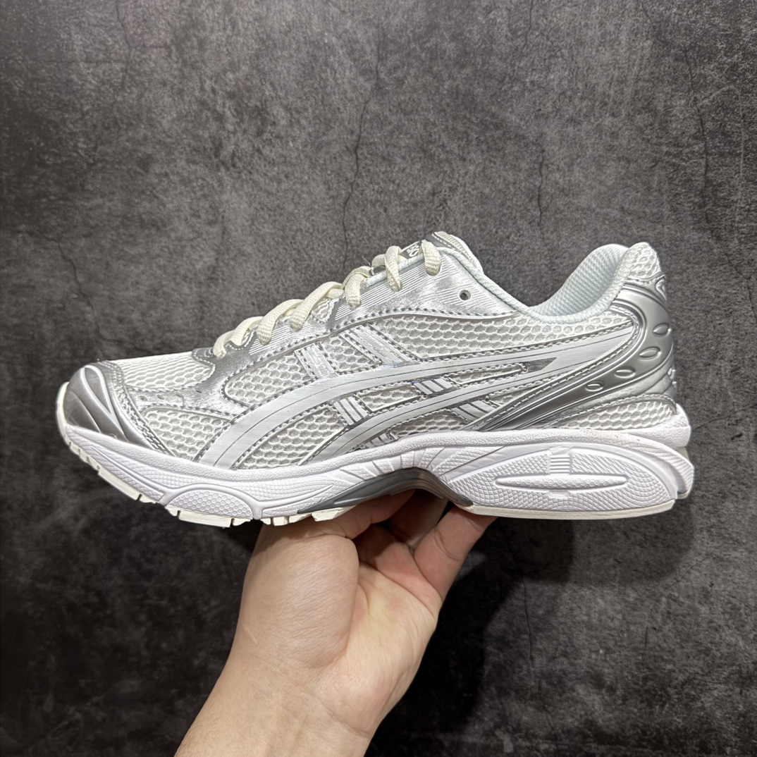 图片[2]-【总裁版】 ASICS GEL-KAYANO 14 亚瑟士系列轻量缓震休闲运动跑步鞋nn市场天花板品质鞋型细节秒杀市场流通版本n知名大厂出品 原版开发 细节完美把控n独家私模五层组合大底原厂定制缓震硅胶加持 原盒原配 官方四联吊牌n一比一同步原鞋工艺和用料n后跟一样采用了GEL缓震胶整体系列设计非常的科技感！n锻炼跑步的同时让你一样时尚百搭！n设计师 Hidenori Yamashita 以「Flash」一词为灵感，创造出未来感金属色鞋面，改造升级内在性能，由内而外全面革新，为 GEL-KAYANO 家族传承及经典跑鞋文化的延续，创下里程碑式作品。ASICS GEL – KAYANO 14 跑鞋重新诠释了复古的跑步形状，并以其 2000 年代后期的美学理念重新铺装，银色与蓝色的鞋面极为高档.网面铺陈与鞋面、鞋头多处细节位增添了透气性。ASICS GEL – KAYANO 14的鞋后跟部中底上以及多密度耐磨鞋底增加了 GEL 缓震胶，提供高抗冲击性、缓冲性、可保护脚部免受地面冲击的影响，穿着舒适性十足「入手同款」 尺码：36 37 37.5 38 39 39.5 40.5 41.5 42 42.5 43.5 44 45 46 编码：NM310330-莆田鞋批发中心