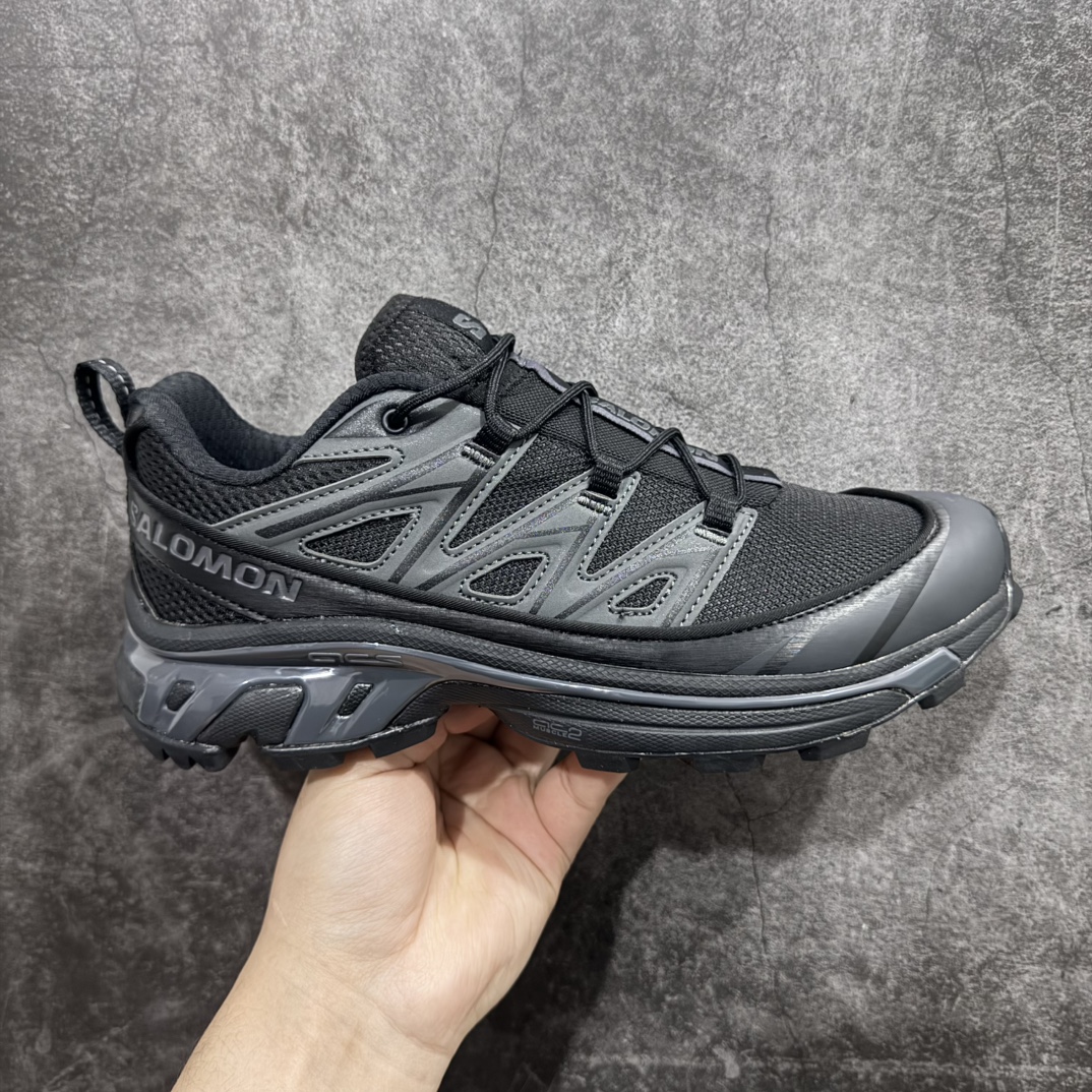 【巅峰版】 Salomon XT-6 Expanse 二代黑色n萨洛蒙复古潮流户外机能登山跑鞋 黑灰银n纯原外贸平台特供订单耗时半年巨作 全套原纸板楦头开发原厂特供网布配套加持 确保原汁原味n完美呈现版型 原档数据独家私模五层组合大底原装Ortholite轻量化鞋垫 中底布带钢印编号原厂TPU锁扣 进口港宝加持后跟自然饱满 还原公司包裹性鞋面以“锯齿”状的包裹系统呈现在基色底之下加入了各种色点缀将公司的最新技术和时尚前卫的造型融入耐用的长跑款式中鞋面由 TPU 薄膜制成 并焊接在高耐磨网眼上 使其既时尚又坚固 由 ACS底盘支撑 可增强稳定性和支撑力 以及由橡胶凸耳 Contragrip外底覆盖的 EVA 缓冲中底 旨在应对崎岖的地形 鞋舌上的彩色Salomon 标签、Quicklace 系统以及鞋头、鞋舌和鞋跟上的附加品牌使细节更加完美 让穿着者可以轻松驾驭户外与通勤下的任何运动生活场景 无缝鞋身户外随意纵横 颜值与脚感兼备 出街通勤 绝对非常吸睛 你值得拥有 尺码：36 36.5 37.5 38 38.5 39 40 40.5 41 42 42.5 43 44 44.5 45 46 46.5 编码：JJ300330-莆田鞋批发中心