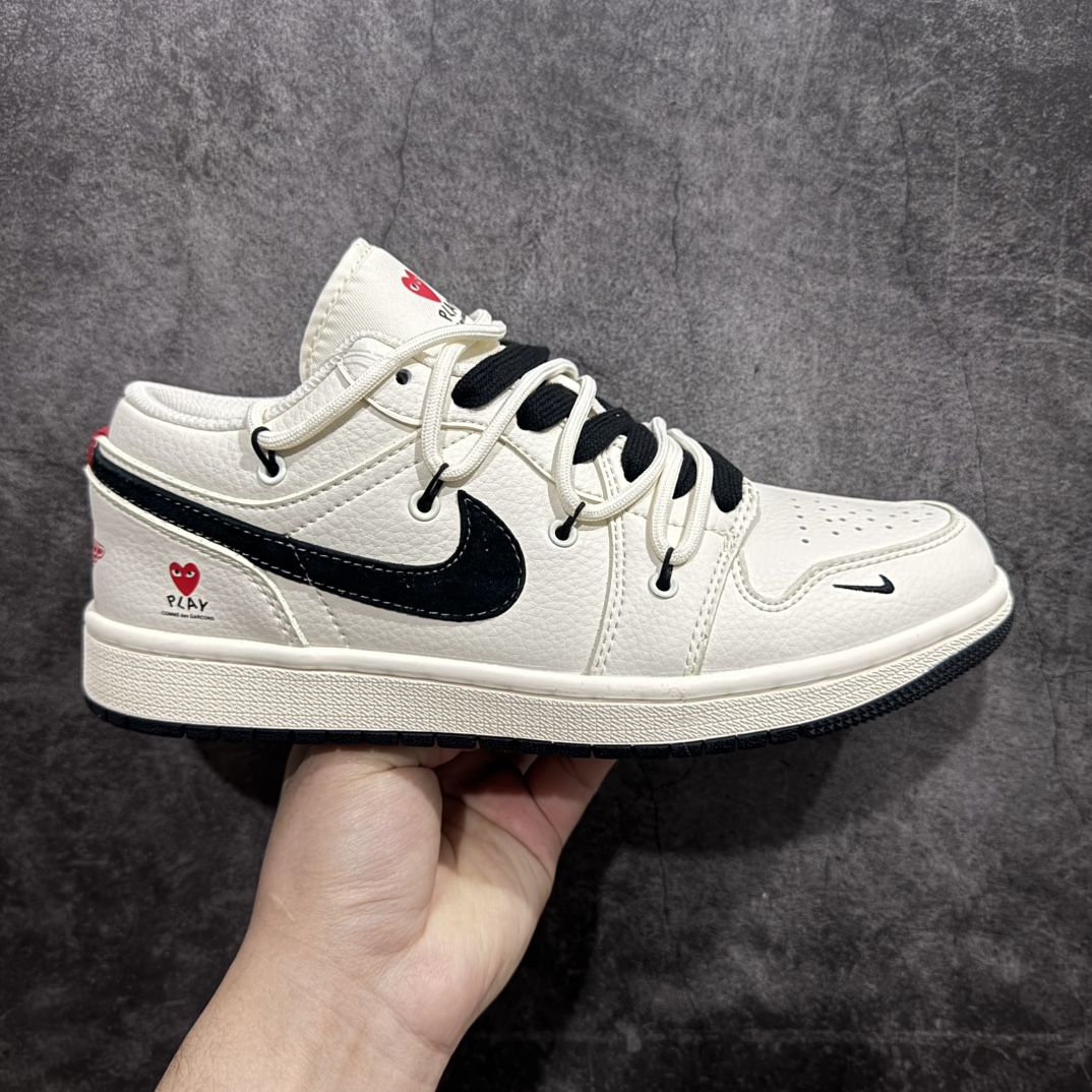 【定制版】Nike Jordan Air Jordan 1“川久保玲联名—米黑白”  高端定制 低帮 复古 减震 防滑 耐磨 篮球鞋  定制鞋盒 大厂纯原品质出货 超高清洁度 皮料切割干净无任何毛边 细节完美货号：SJ9950-014nSize:36 36.5 37.5 38 38.5 39 40 40.5 41 42 42.5 43 44 44.5 45 编码：HXS280300-莆田鞋批发中心