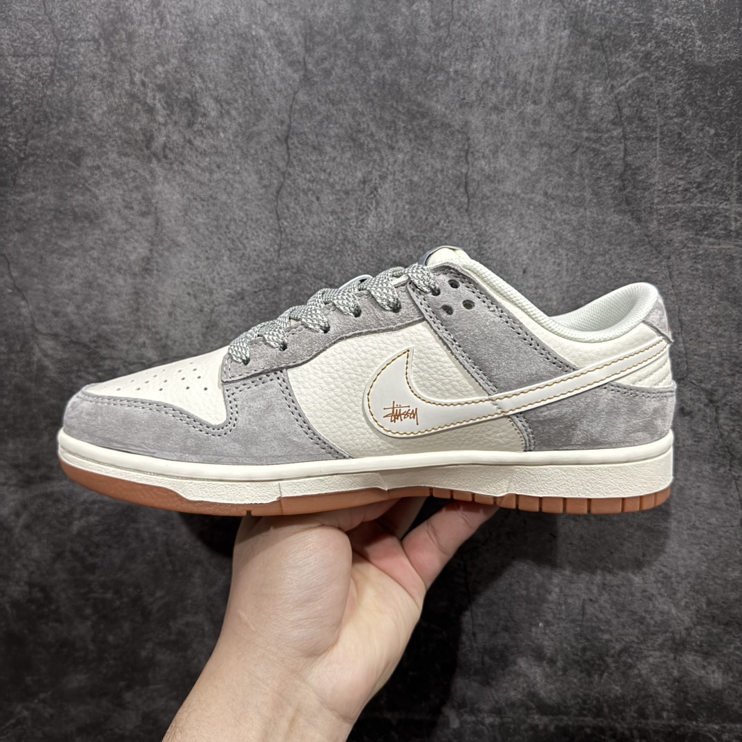 图片[2]-【定制版】Stussy x Nike Dunk Low 贴布黑八白勾n此款主张打破传统的工业化流水线设计限制，以Made by ideas的超级创意为理念，集结众多潮流设计师，结合时下最ing潮流风尚，为潮流爱好者打造彰品自我的专属潮品。同时尊重每个年轻人对于潮流的理解与选择，主张“让每个年轻人塑造自己的潮流”。 货号：DM6868-003 Size：36 36.5 37.5 38 38.5 39 40 40.5 41 42 42.5 43 44 44.5 45 编码：HXS320340-莆田鞋批发中心