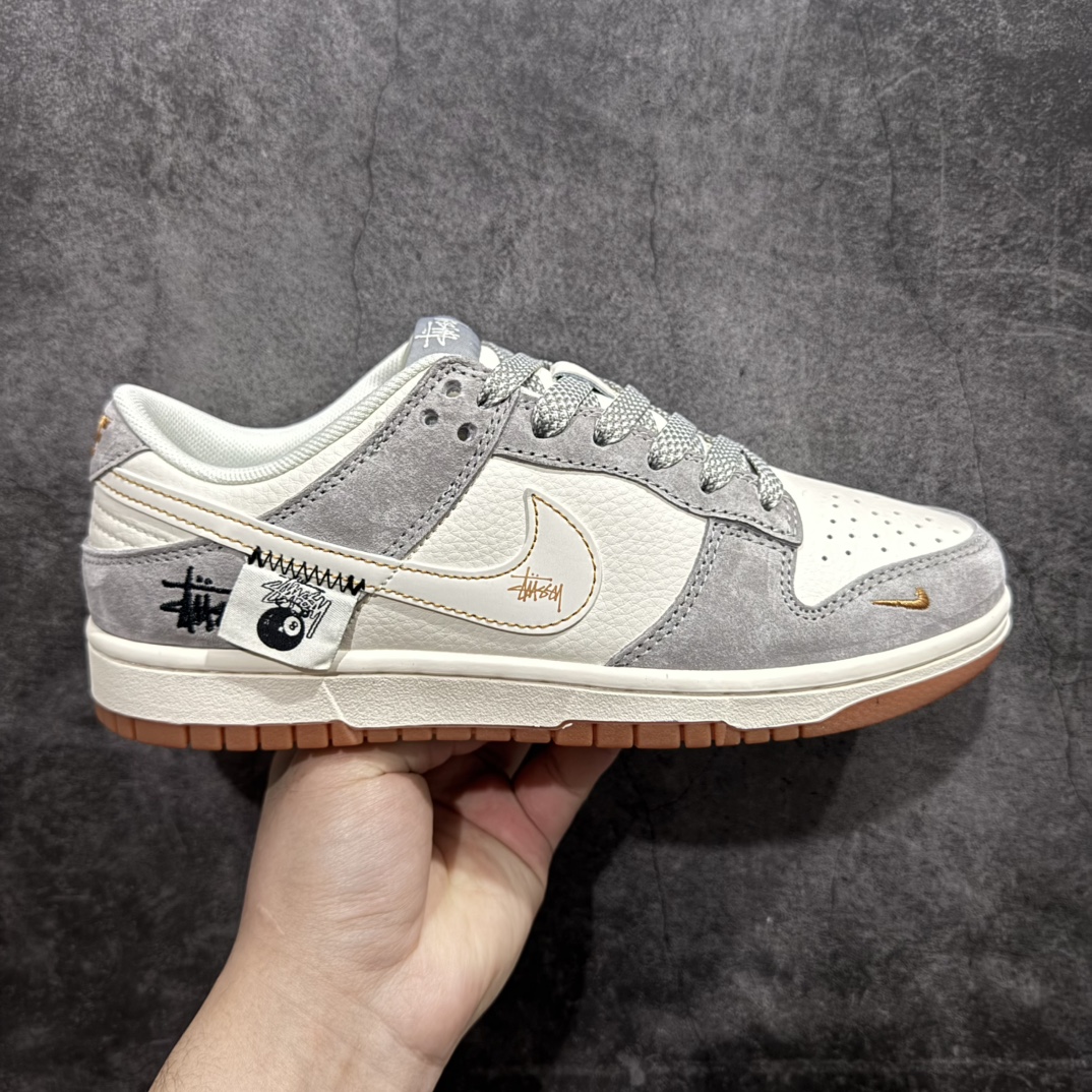 【定制版】Stussy x Nike Dunk Low 贴布黑八白勾n此款主张打破传统的工业化流水线设计限制，以Made by ideas的超级创意为理念，集结众多潮流设计师，结合时下最ing潮流风尚，为潮流爱好者打造彰品自我的专属潮品。同时尊重每个年轻人对于潮流的理解与选择，主张“让每个年轻人塑造自己的潮流”。 货号：DM6868-003 Size：36 36.5 37.5 38 38.5 39 40 40.5 41 42 42.5 43 44 44.5 45 编码：HXS320340-莆田鞋批发中心