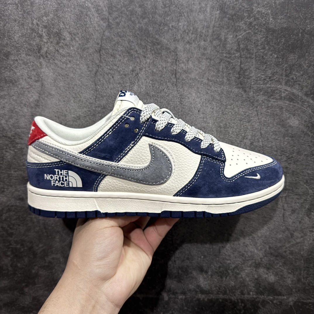 【定制版】The North Face x Nike Dunk Low 米蓝灰勾n此款主张打破传统的工业化流水线设计限制，以Made by ideas的超级创意为理念，集结众多潮流设计师，结合时下最ing潮流风尚，为潮流爱好者打造彰品自我的专属潮品。同时尊重每个年轻人对于潮流的理解与选择，主张“让每个年轻人塑造自己的潮流”。 货号：YX5066-251 Size：36 36.5 37.5 38 38.5 39 40 40.5 41 42 42.5 43 44 44.5 45 编码：HXS320340-莆田鞋批发中心